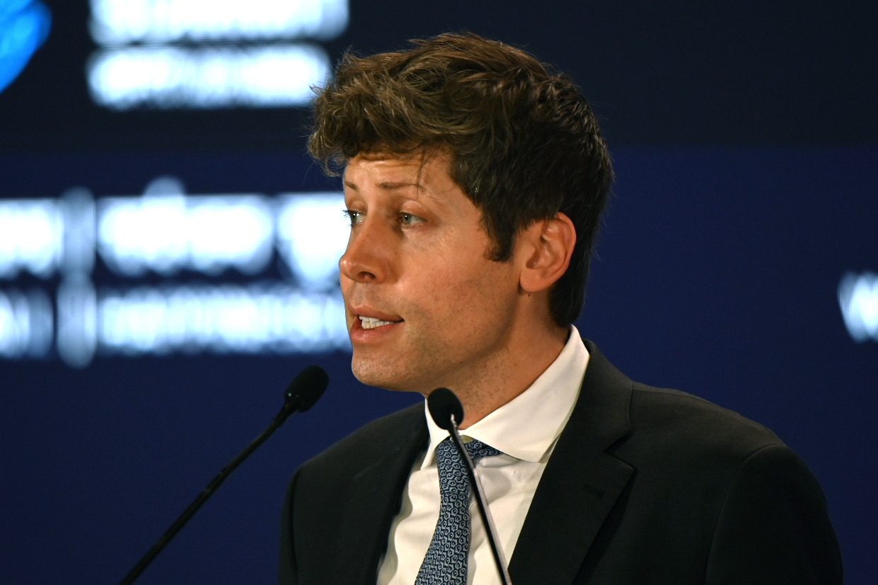 Microsoft permitirá a OpenAI colaborar con empresas rivales