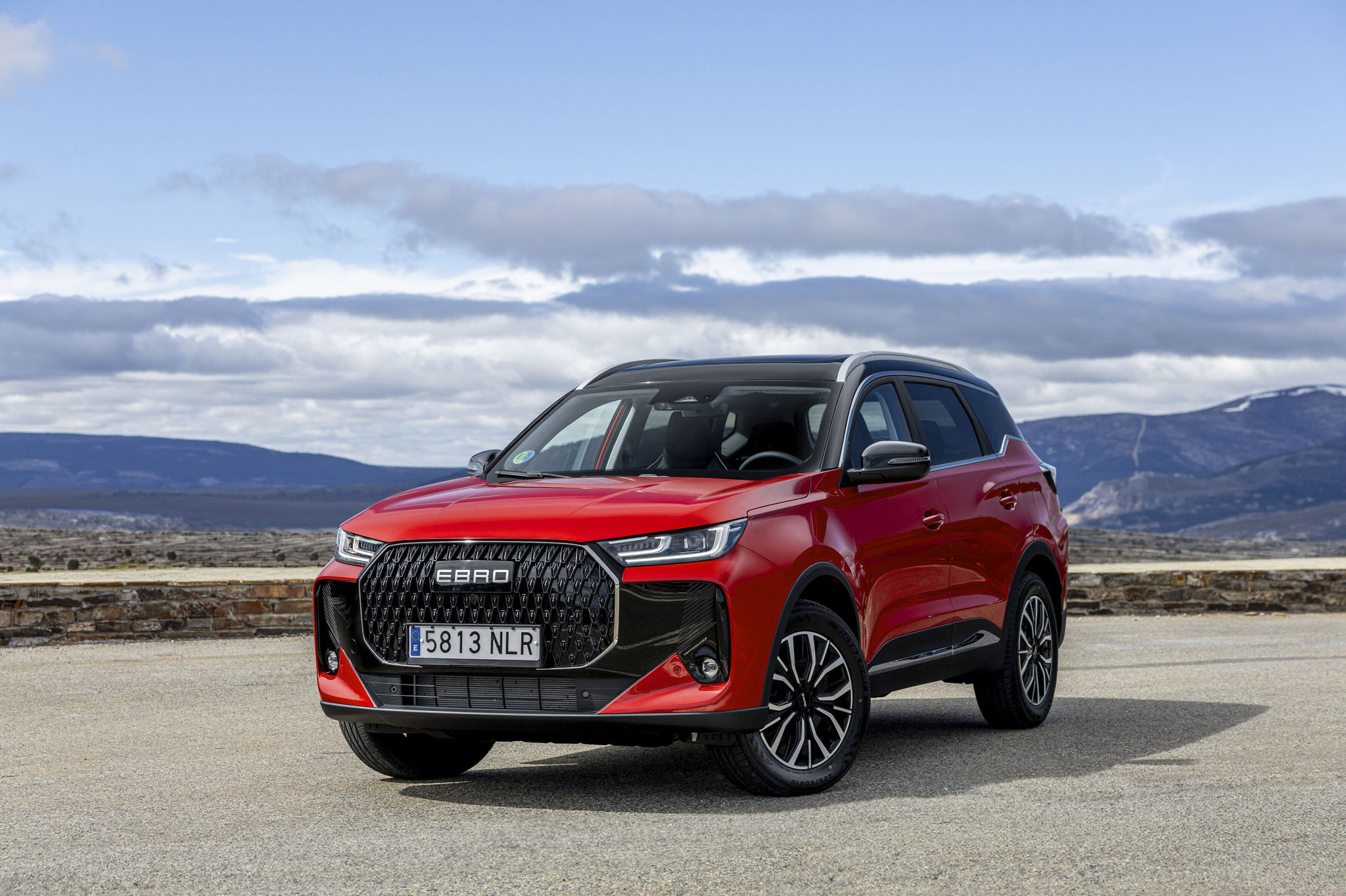 Ebro abre una nueva línea de montaje que multiplicará por tres la producción de coches en España La nueva línea de producción M1, que se enmarca en una inversión global de más de 150 millones de euros en la transformación de la planta de Barcelona, permitirá producir hasta 250 vehículos al día, entre ellos el futuro eléctrico de Ebro. Leer