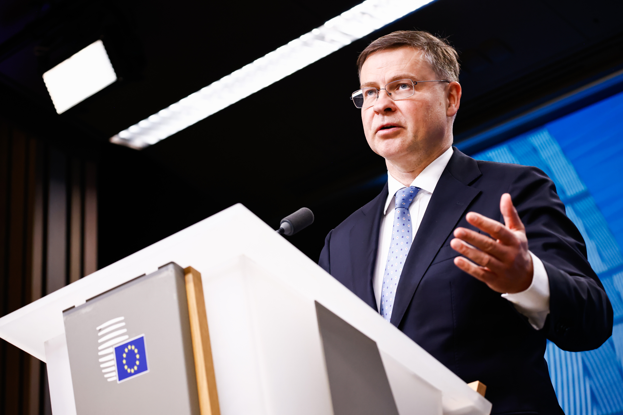 Dombrovskis: «Estamos enfrentando un escenario de estanflación en la Unión Europea»
