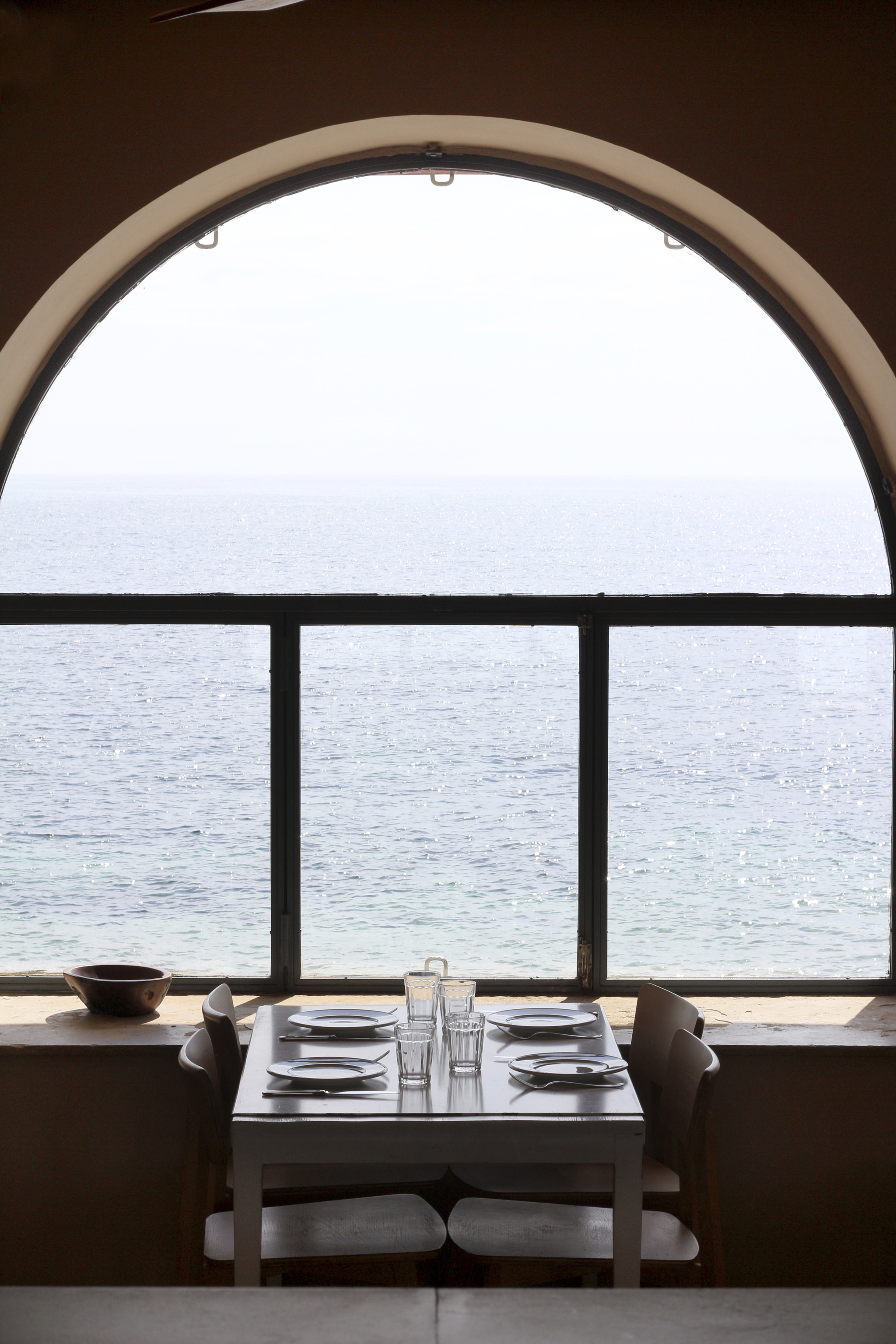 Mesas para comer en la costa