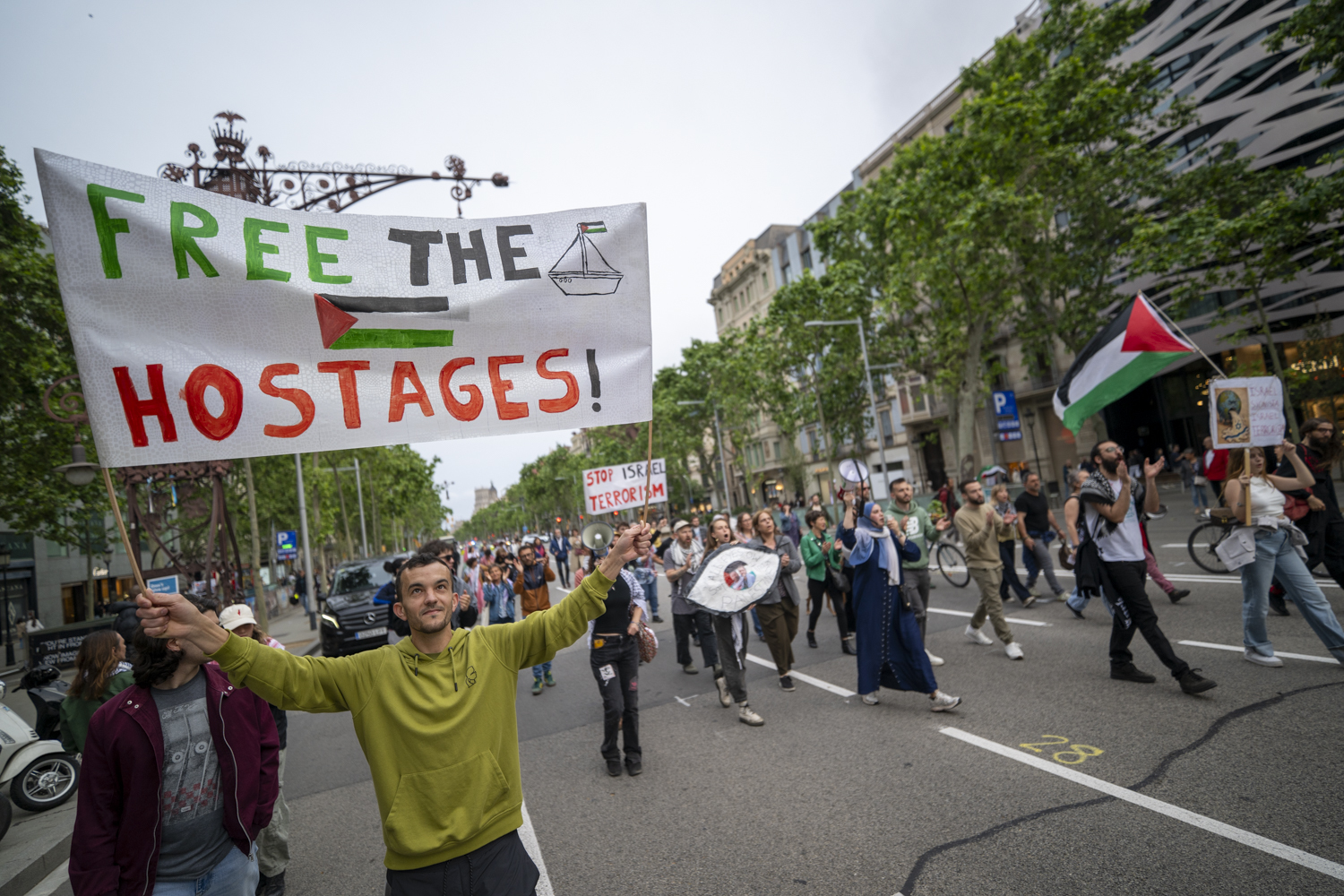 Un tribunal israelí extiende hasta el martes la detención del activista español de la Flotilla