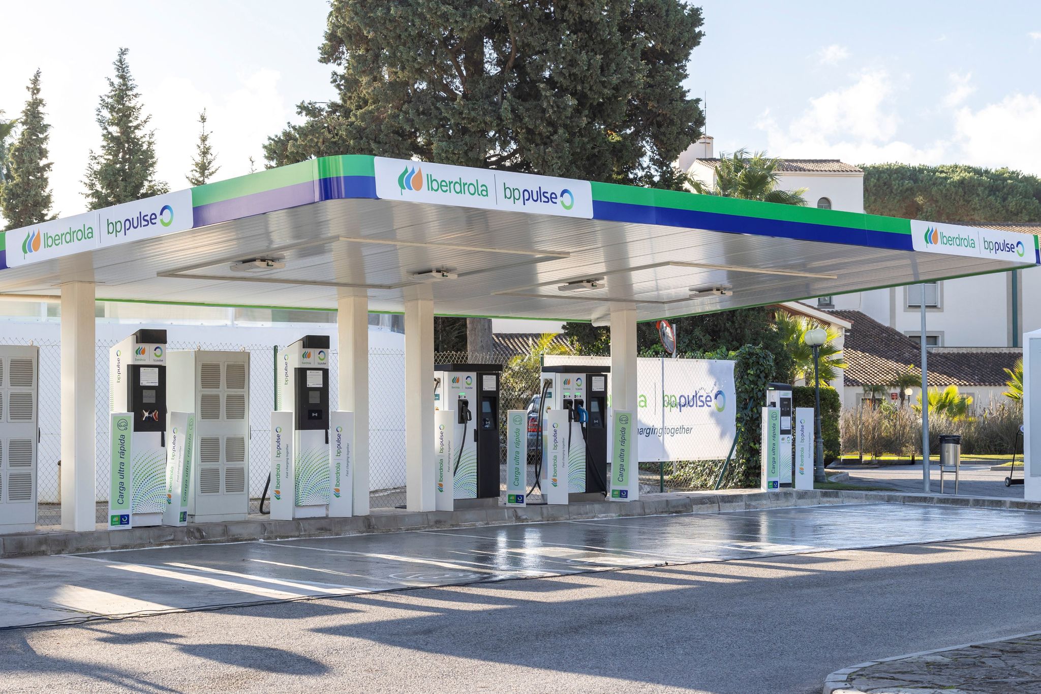 El Gobierno impulsará ocho grandes estaciones de recarga ultrarrápida en puntos estratégicos