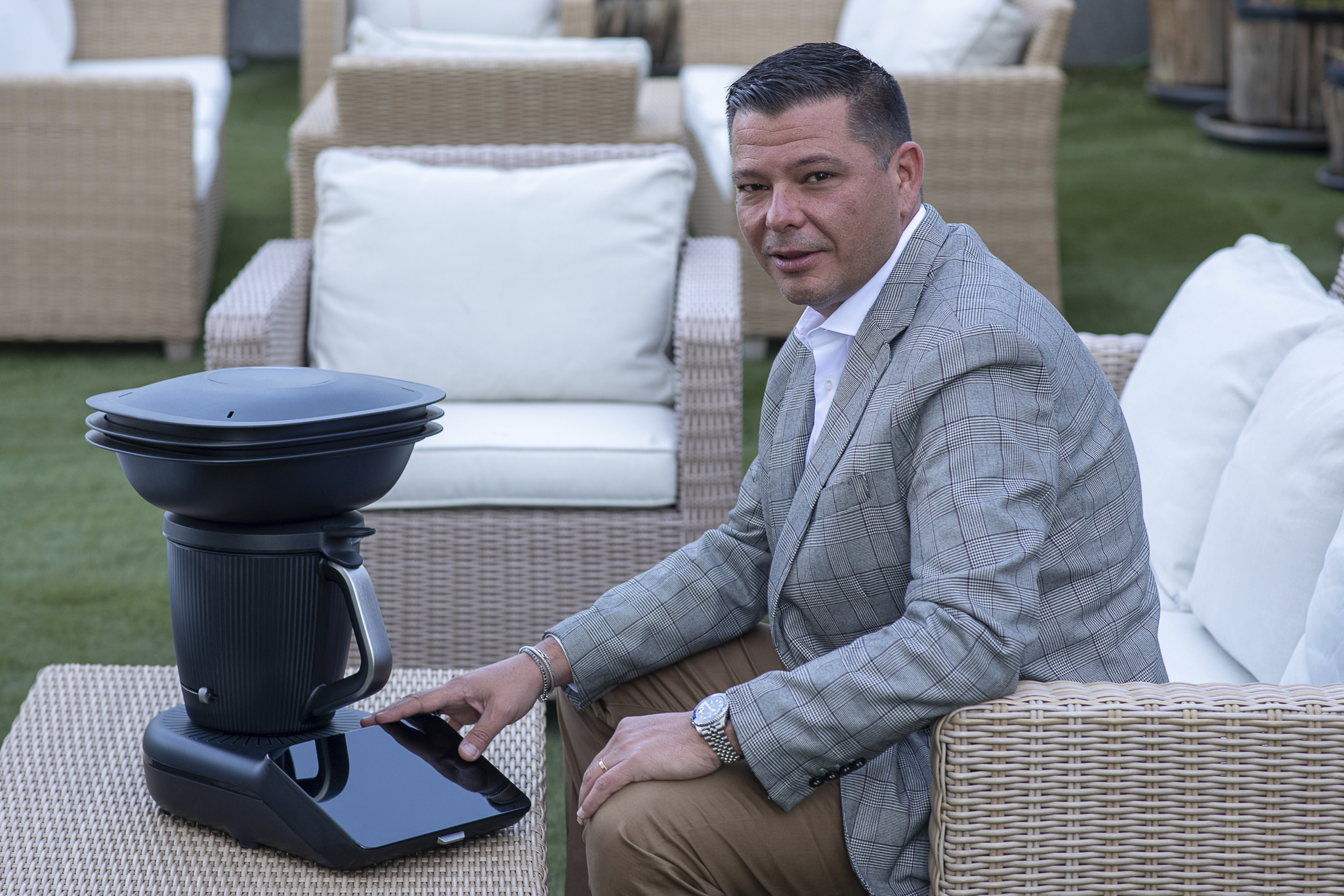 El directivo de Thermomix que empezó vendiendo aspiradoras casa por casa