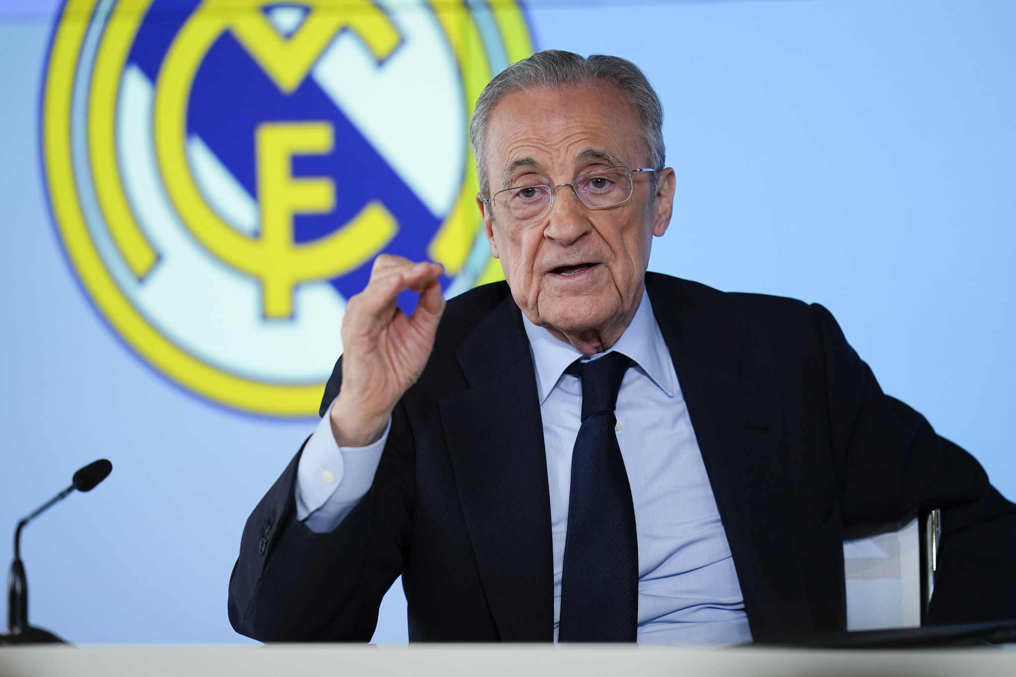 Florentino Pérez reta a Riquelme: "Yo no pedí más tiempo, que presente su aval y diga lo que quiere hacer"