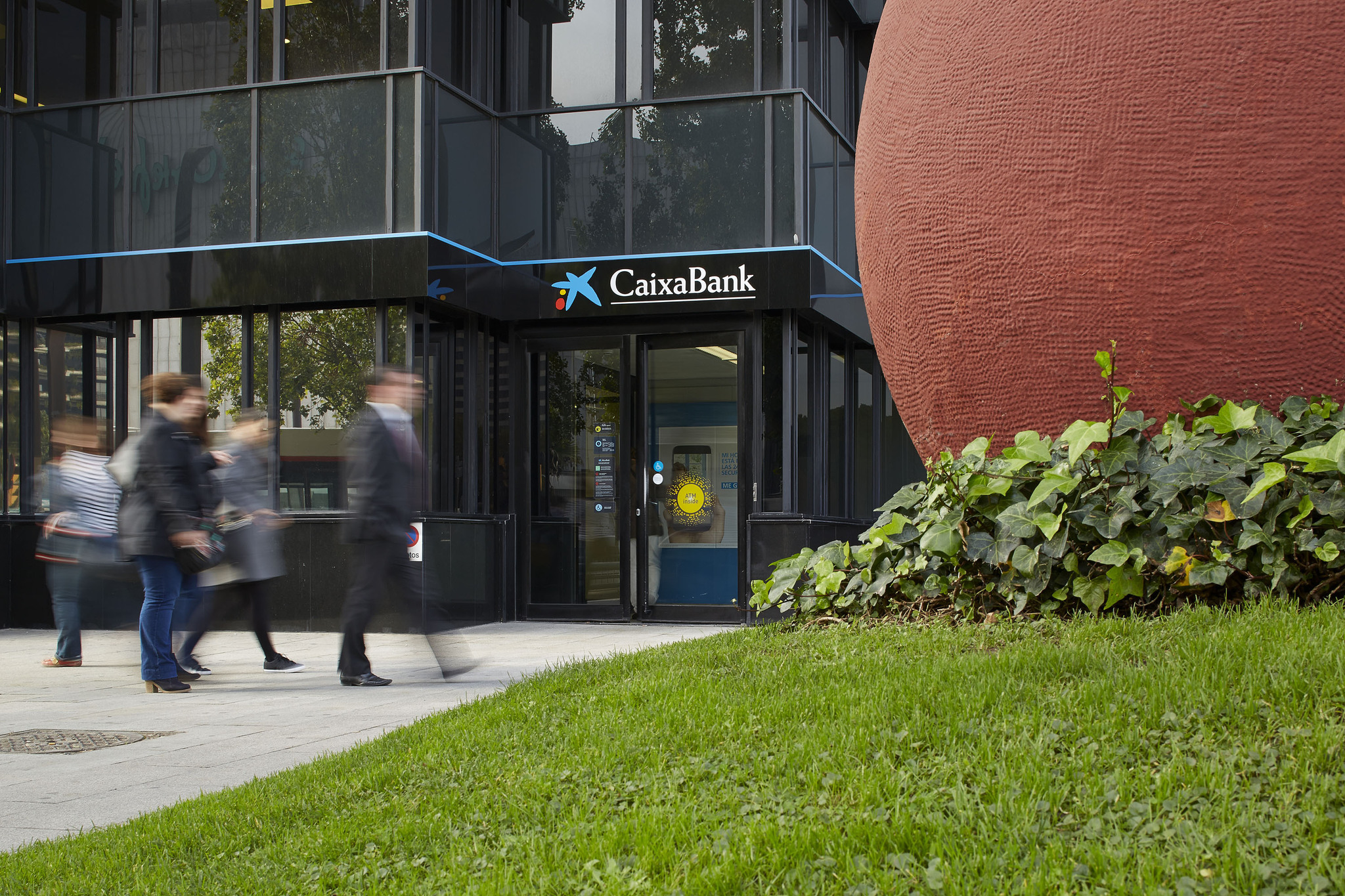 CaixaBank lanza la emisión de avales 100% online para empresas