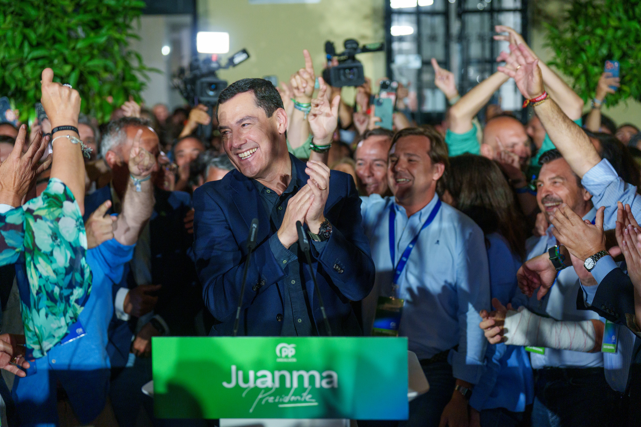 El PP de Juanma Moreno gana las elecciones, pero se queda a dos escaños de la mayoría absoluta