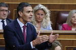 Sánchez da "todo su apoyo" a Zapatero y Feijóo pide su salida