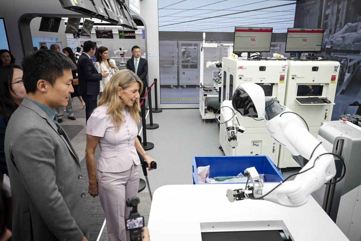 Yolanda Díaz acuerda con los fabricantes chinos SAIC y Geely potenciar el empleo local y de calidad en España