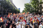 Miles de personas piden la dimisión de Sánchez en una marcha apoyada por Vox y PP