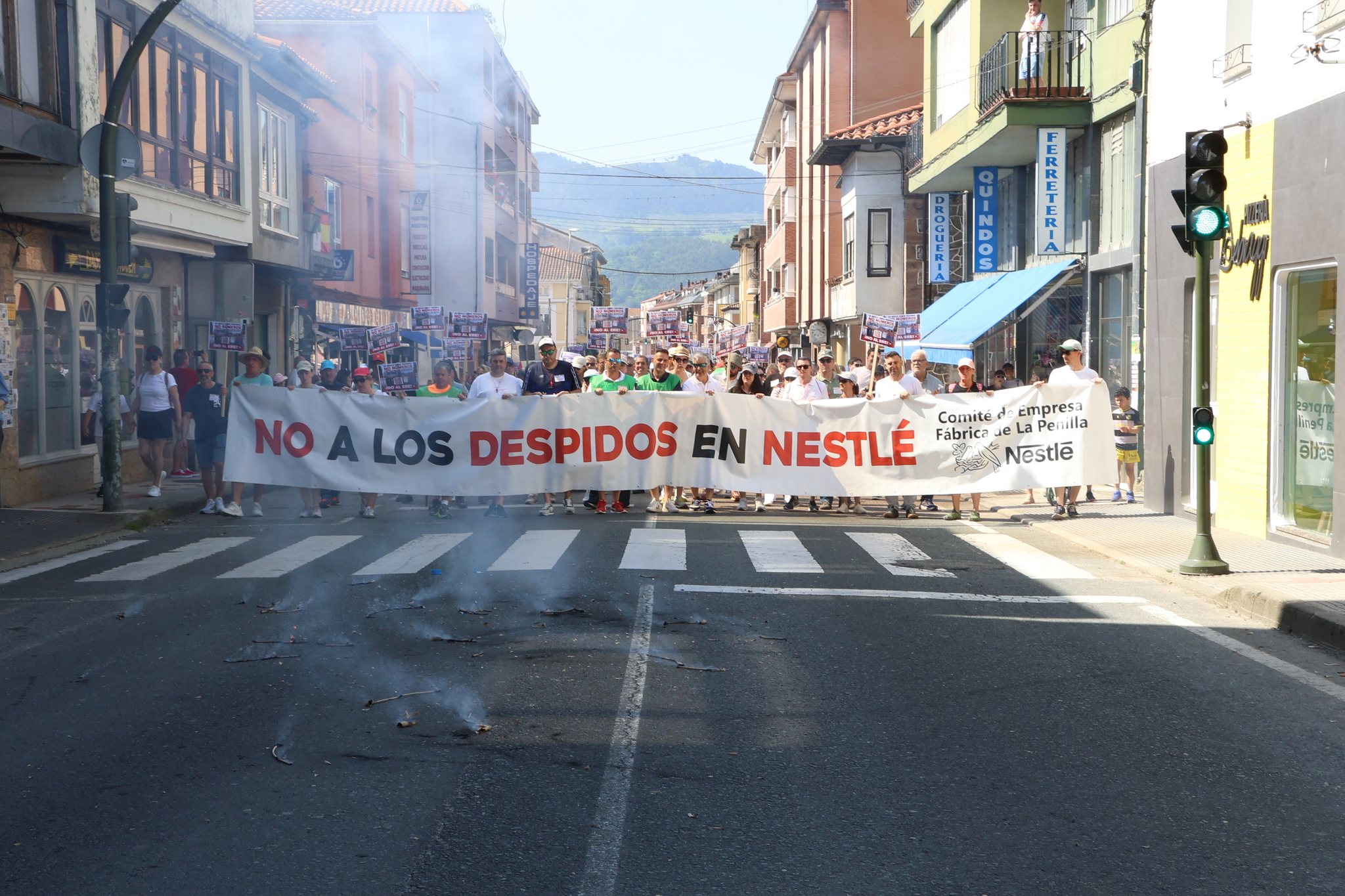 Miles de personas marchan en Cantabria en contra del ERE en Nestlé