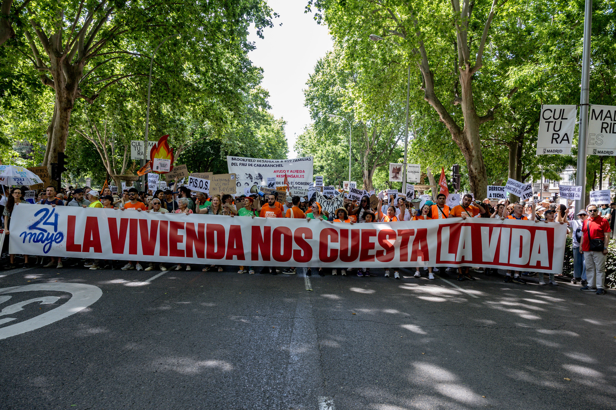 Miles de personas claman en Madrid por una vivienda digna y llaman a una huelga general