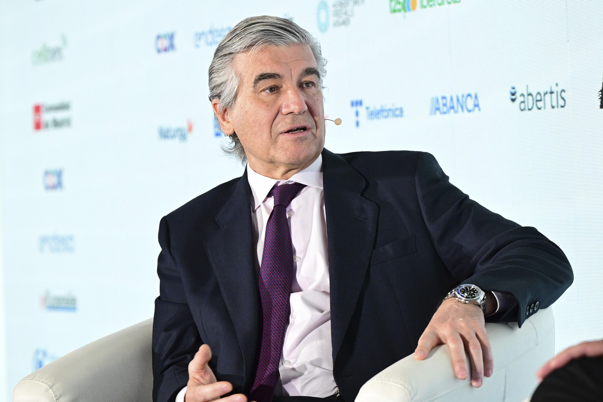 Naturgy pulveriza previsiones y eleva su "potencia de fuego" en compras a 12.000 millones El grupo eleva su previsión de beneficio para 2026 desde los 1.900 millones hasta los 2.100 millones, y dice disponer de "firepower" (potencia de disparo) para compras de entre 10.000 y 12.000 millones. Leer