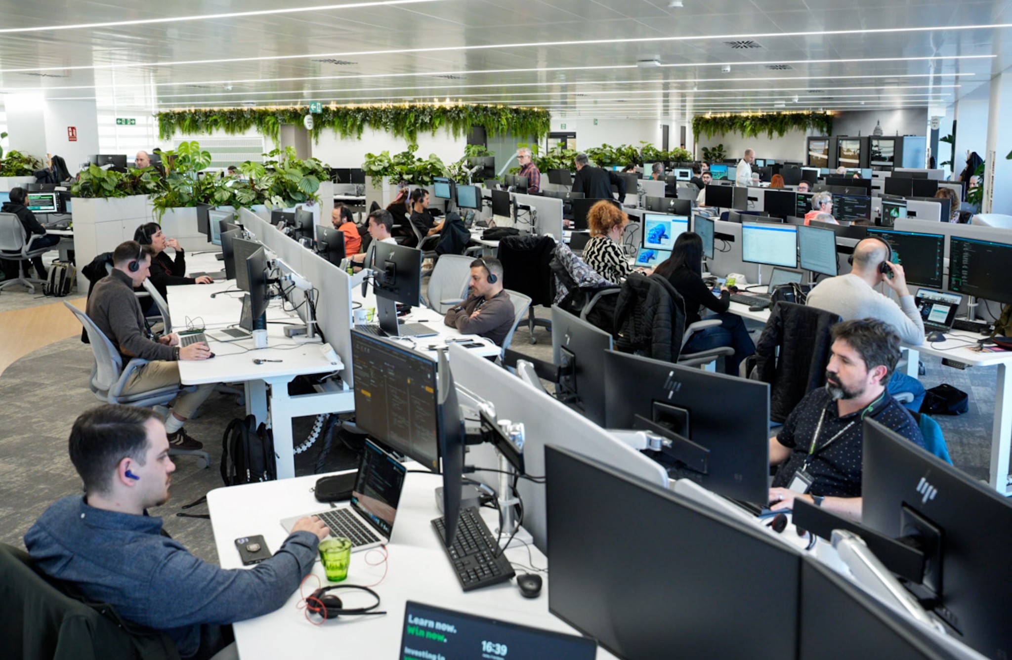 Las ofertas de empleo joven caen  un 27% en el sector digital de Barcelona por la IA
