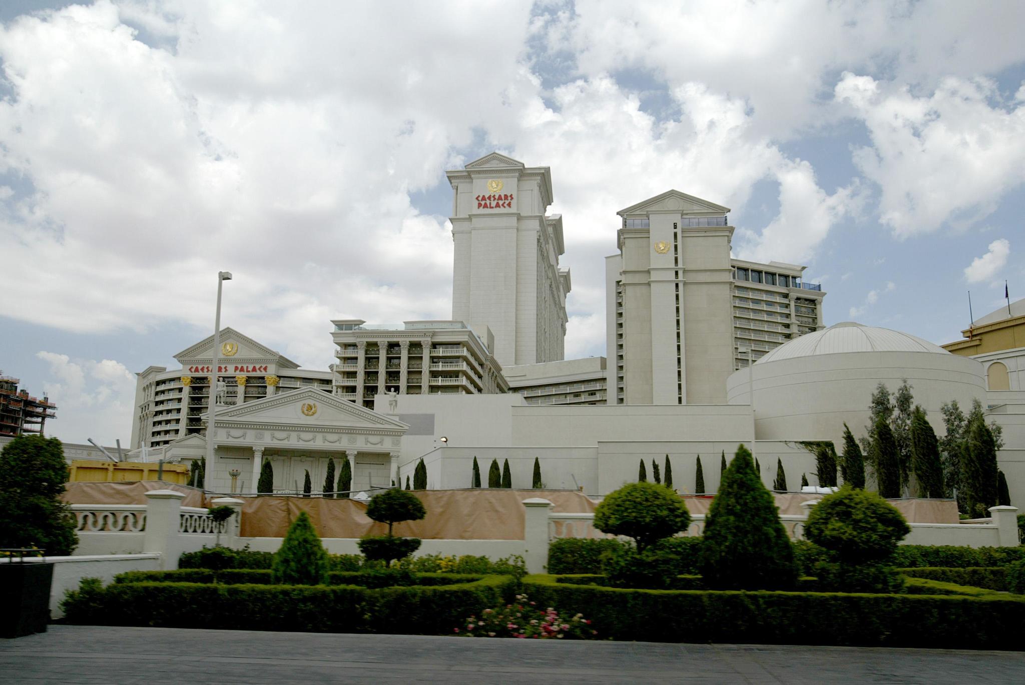 El magnate Tilman Fertitta compra los casinos Caesars por 15.125 millones