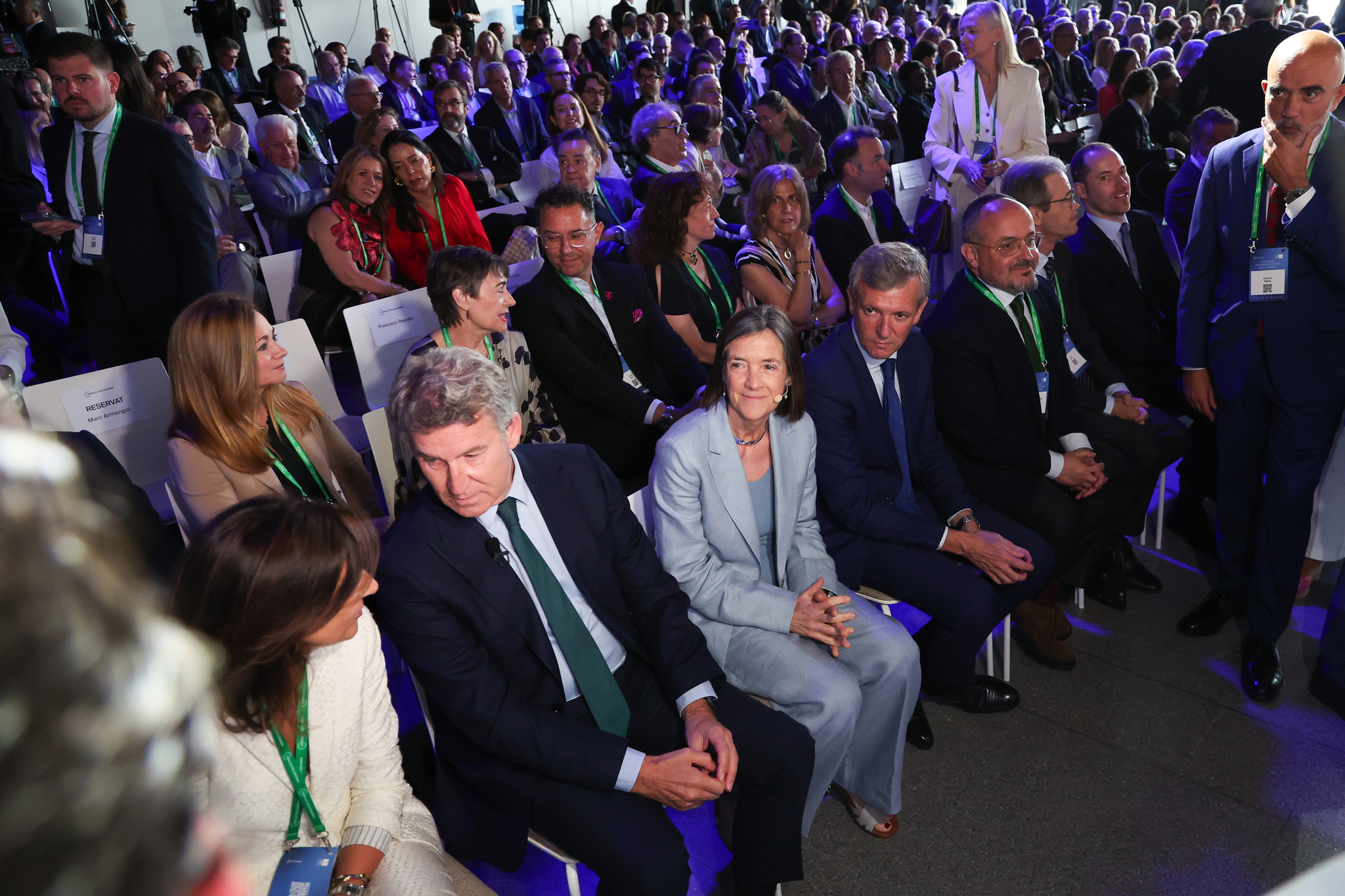 Feijóo se reúne con empresarios catalanes y se compromete a mantener el «sosiego»