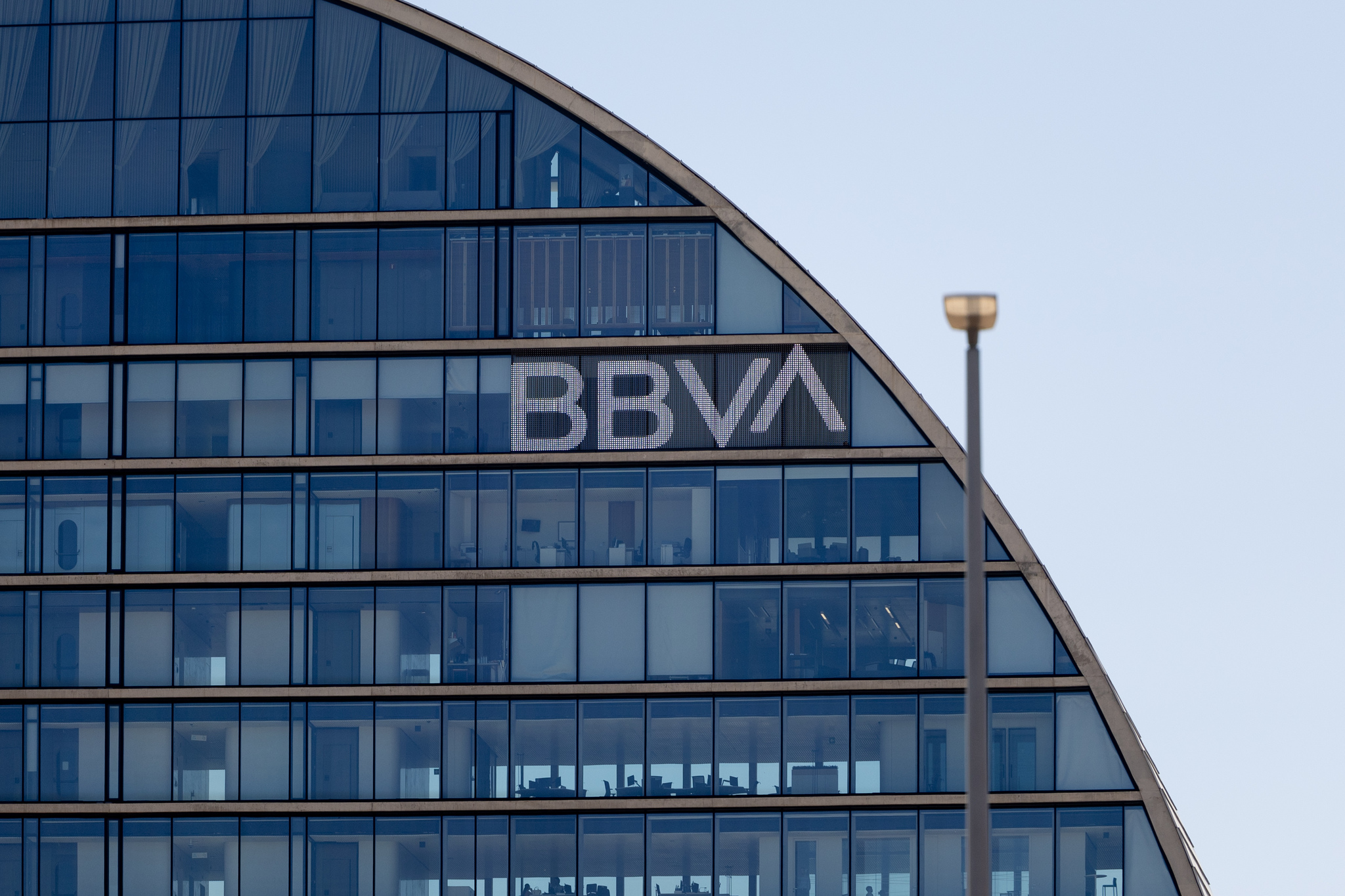 Bruselas amplía el expediente a España por sus trabas a la opa de BBVA sobre Sabadell