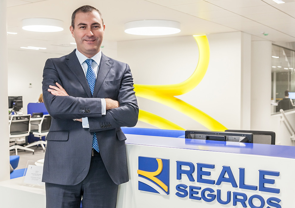 Reale Seguros se volcará en ganar cuota de mercado en 2026 Reale Seguros tiene un propósito clave este año: revertir la caída de la cuota de mercado que soportó en 2025 en los grandes ramos que opera en España, autos y hogar. El grupo incrementó los ingresos por distribución de pólizas en este periodo, pero el alza fue inferior a la de otros rivales. Para 2026 el plan pasa por impulsar las primas y recobrar el peso perdido. Leer