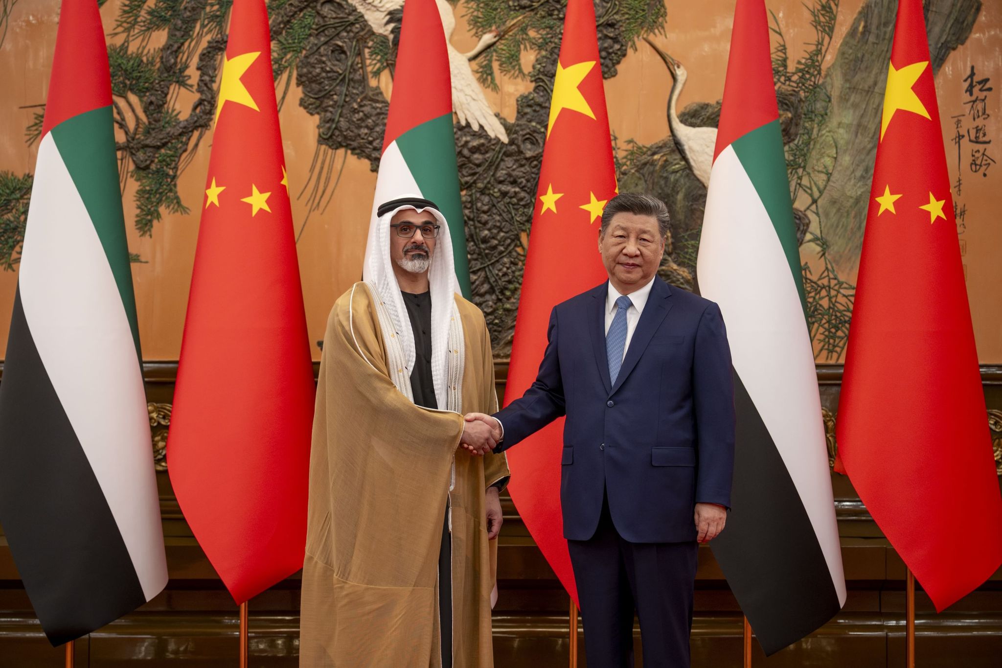 El heredero de Abu Dabi asume su liderazgo mundial El jeque Khaled, príncipe heredero de Abu Dabi, se consolida como una figura clave en la diplomacia internacional, mientras se prepara para asumir el poder. Leer