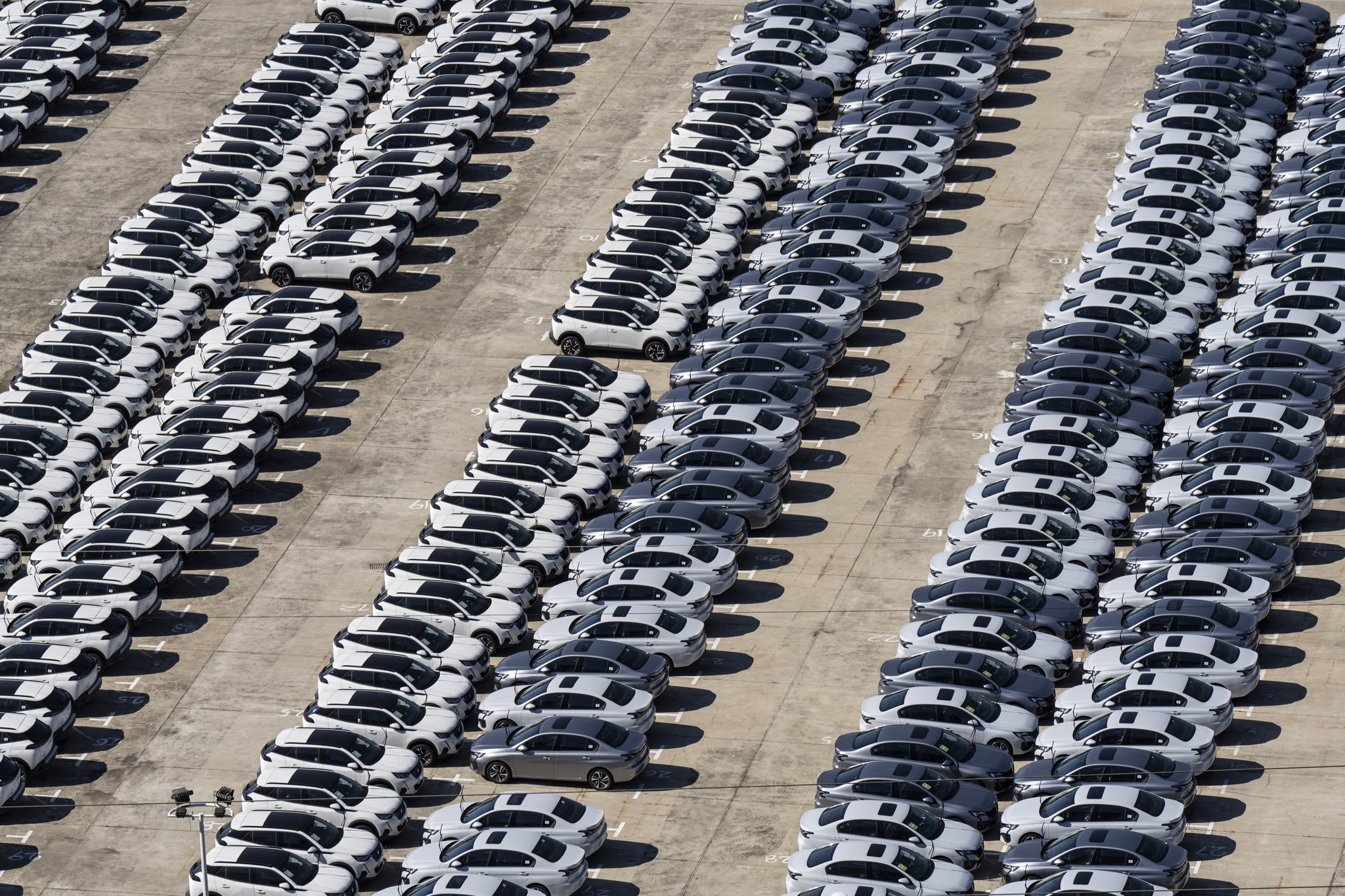 El coche eléctrico occidental nace en China Los fabricantes occidentales aprovechan la sobrecapacidad y tecnología de China para producir vehículos baratos, exportándolos luego a sus mercados locales en un intento desesperado por sobrevivir. Leer