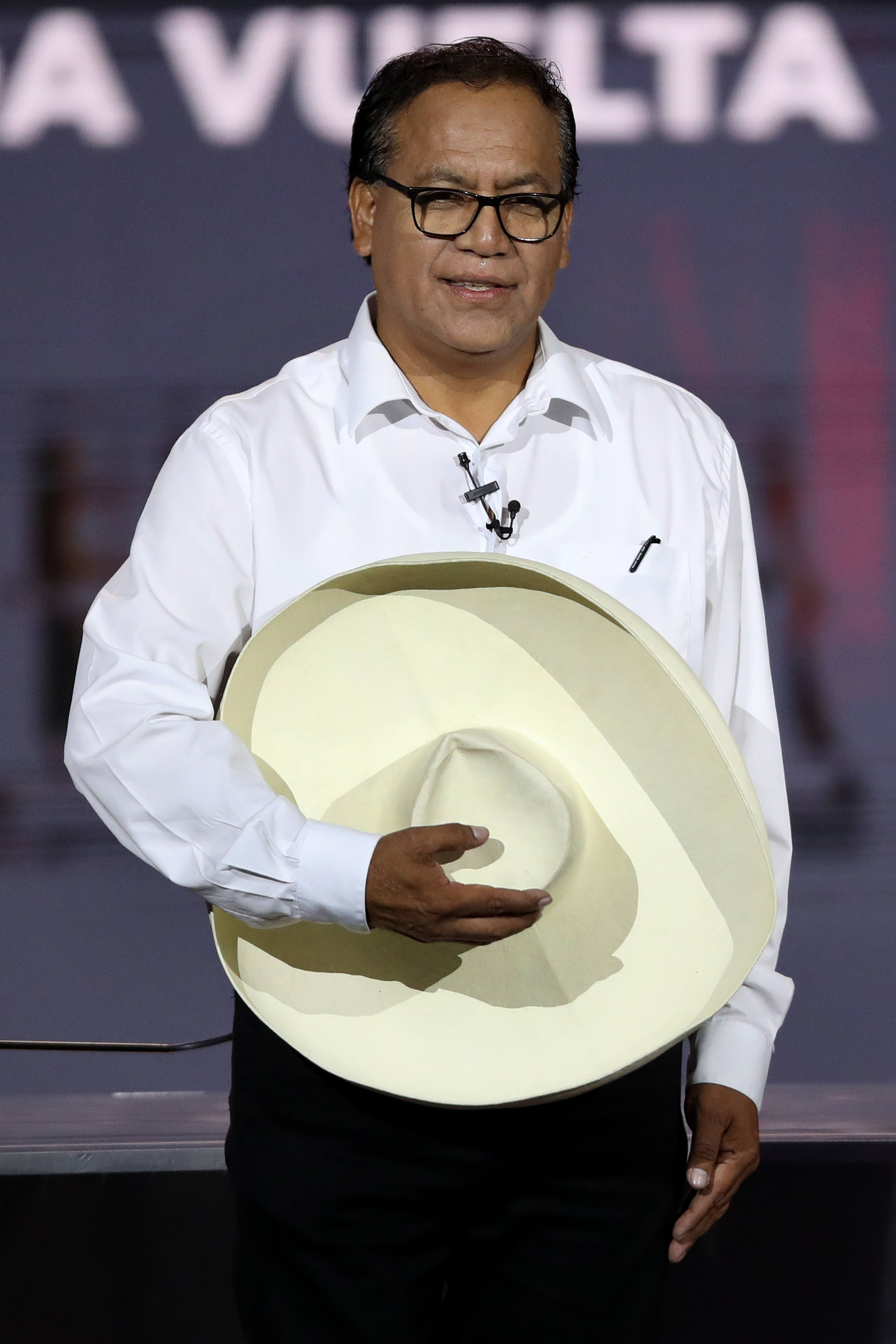 Elecciones en Perú: desafíos económicos y polarización política Los peruanos vuelven a las urnas para elegir presidente. La contienda se dirimirá entre la candidata derechista Keiko Fujimori, que parte como favorita, y el izquierdista Roberto Sánchez. Leer