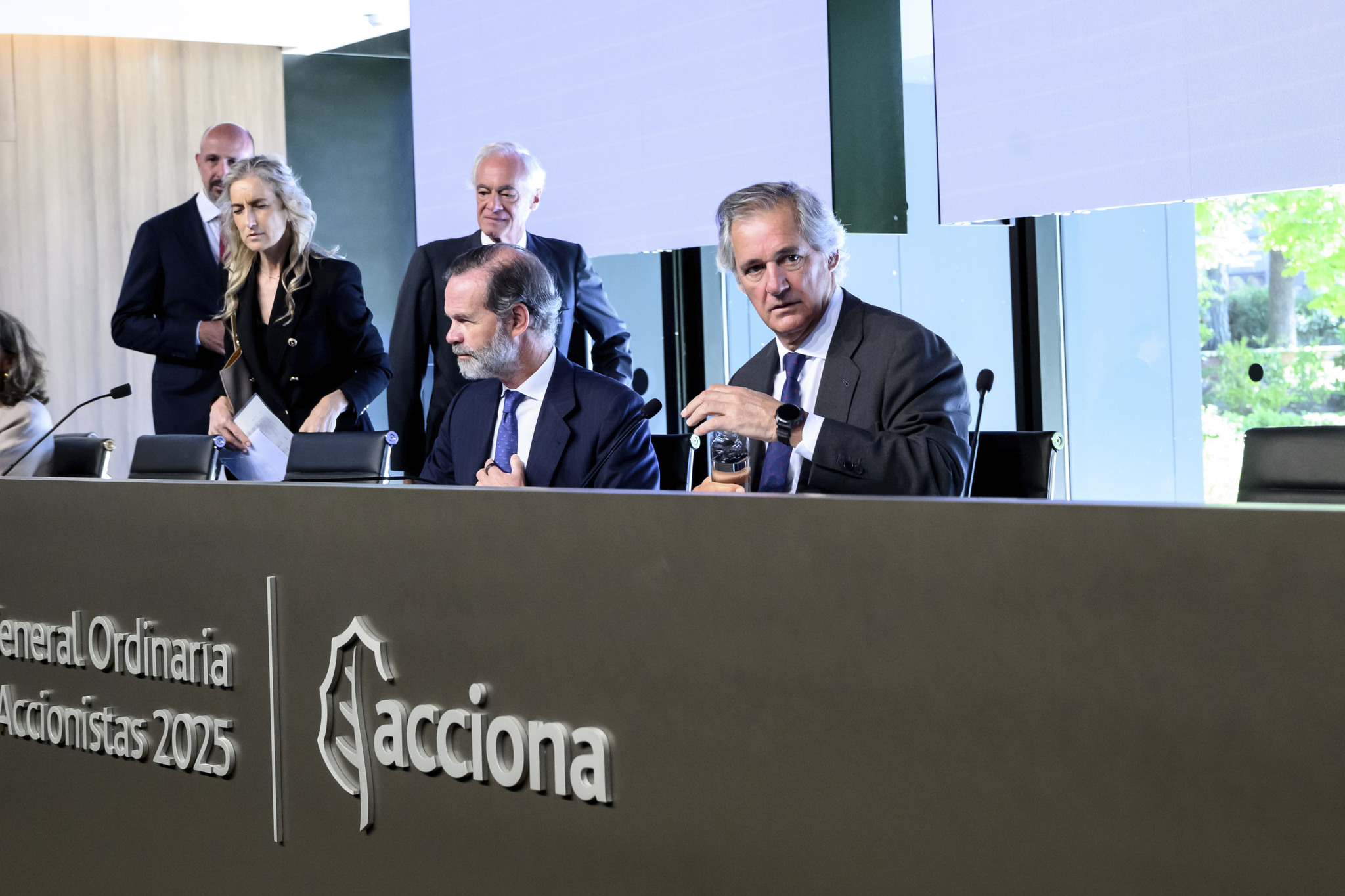 Acciona encarga a RBC vender eólicas por 400 millones en Can