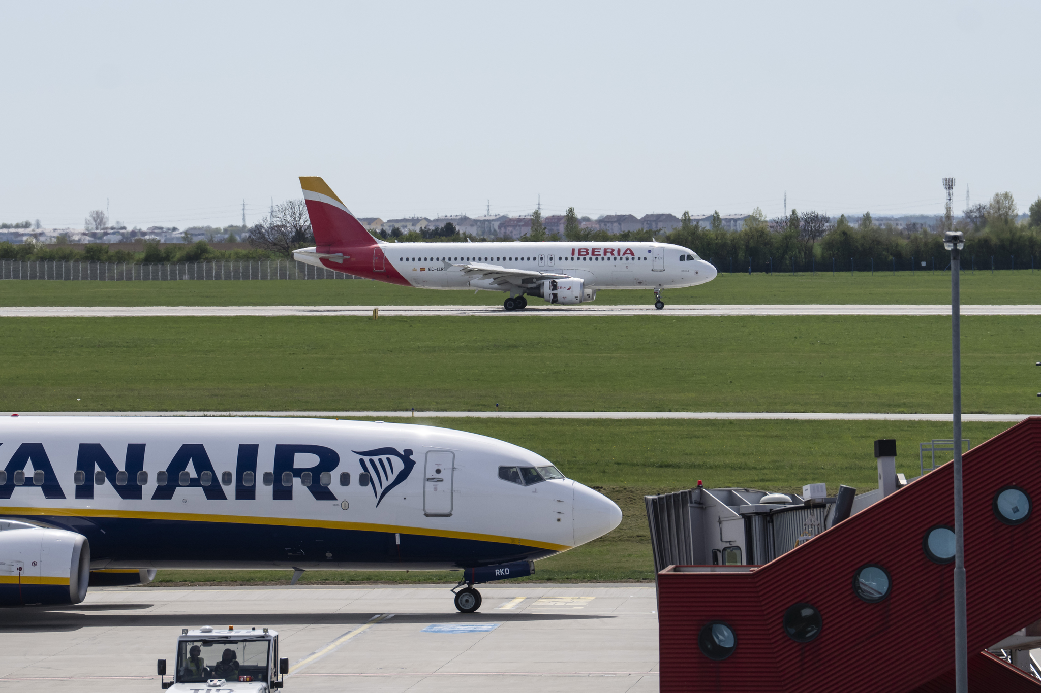 IAG,  Ryanair y Volotea alertan de billetes más caros por el