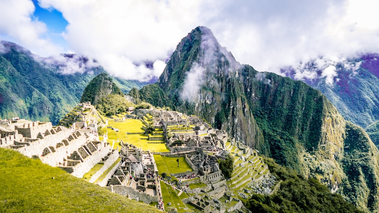 Viajes para los que vale la pena ahorrar toda una vida Hay viajes que no son unas vacaciones sin más. Son destinos que reordenan algo en tu cabeza, que te devuelven la capacidad de asombro y que, cuando por fin los haces, después de años posponiéndolos con la excusa de que "algún día", entiendes que el día era hoy y que llevabas demasiado tiempo esperándolo. El planeta está lleno de ellos, pero algunos tienen una fuerza especial: la de hacerte sentir pequeño sin hacerte sentir insignificante. Una montaña sagrada al amanecer, un desierto de sal convertido en espejo del cielo, una ciudad perdida entre nubes que alguien levantó hace seis siglos sin más herramienta que las manos y la fe. Esta es una lista de 12 de esos viajes. Variados a propósito: hay naturaleza salvaje y civilización milenaria, lujo y aventura austera, clásicos indiscutibles y alguna sorpresa. Pero todos comparten una cosa: quien va, vuelve sabiendo que ha vivido algo irrepetible. Doce destinos, cinco continentes y una sola idea: el mundo es demasiado extraordinario para conocerlo solo en fotografías. La pregunta no es si harás alguno de estos viajes, sino cuál será el primero. Leer