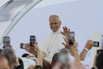 Los gestos del Papa en Barcelona: pide "unidad" en catalán y castellano y condena los feminicidios