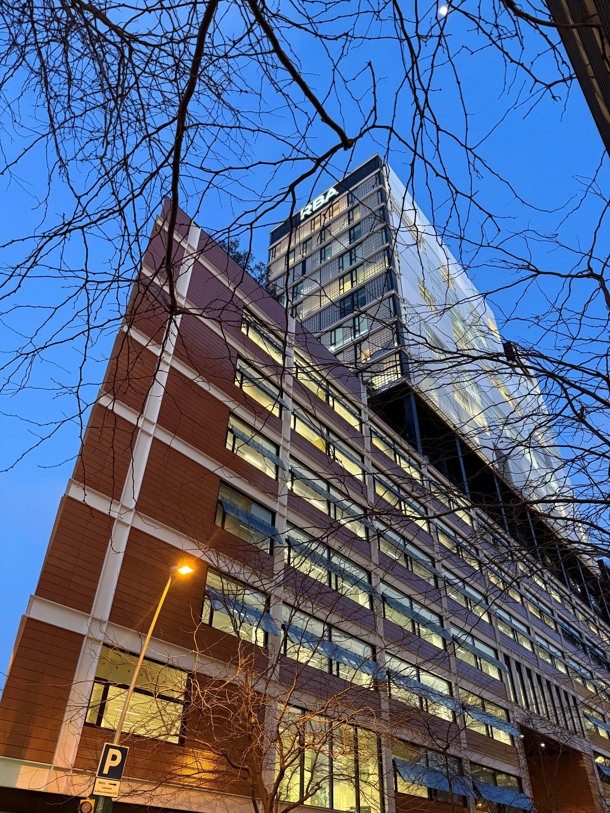 Icyesa compra por 100 millones la torre de RBA en Barcelona