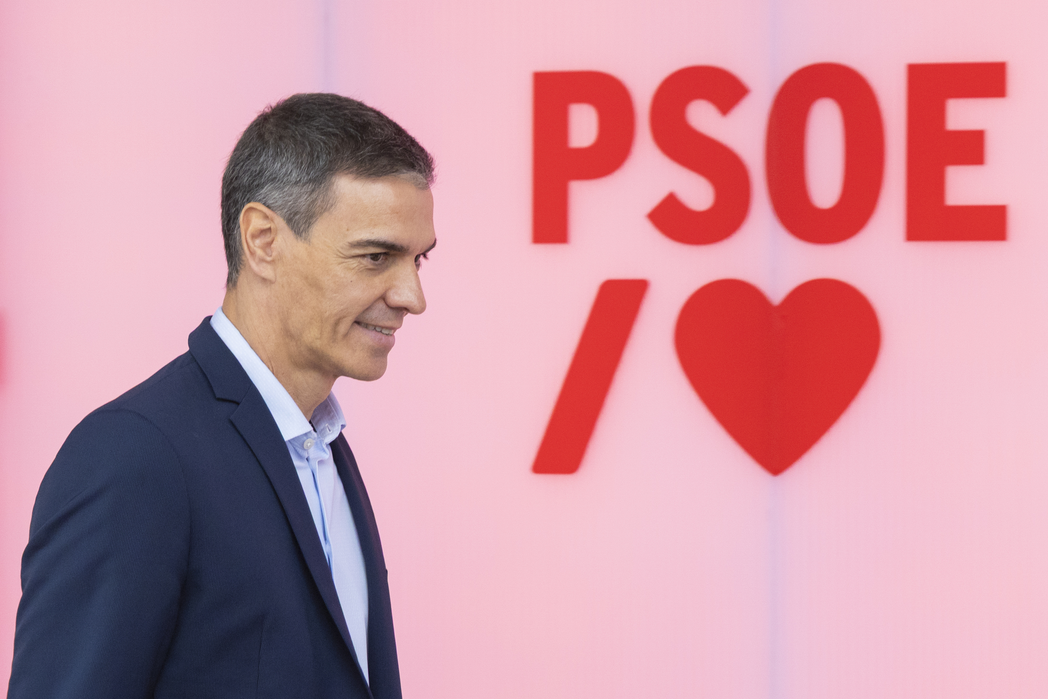 Barómetro del CIS: el PSOE ganaría las elecciones en junio pero recorta distancia con el PP El sondeo del CIS de junio recorta en más de siete puntos la distancia entre las dos grandes formaciones porlíticas, PSOE y PP: los socialistas pierden casi cinco puntos en un mes trs la publicación de los "casos Zapatero y Leire Díez", al pasar del 36,2 de estimación de voto en mayo al 31,3 de junio, mientras que el PP avanza 2,2 puntos, del 24,9 al 27,1. Leer