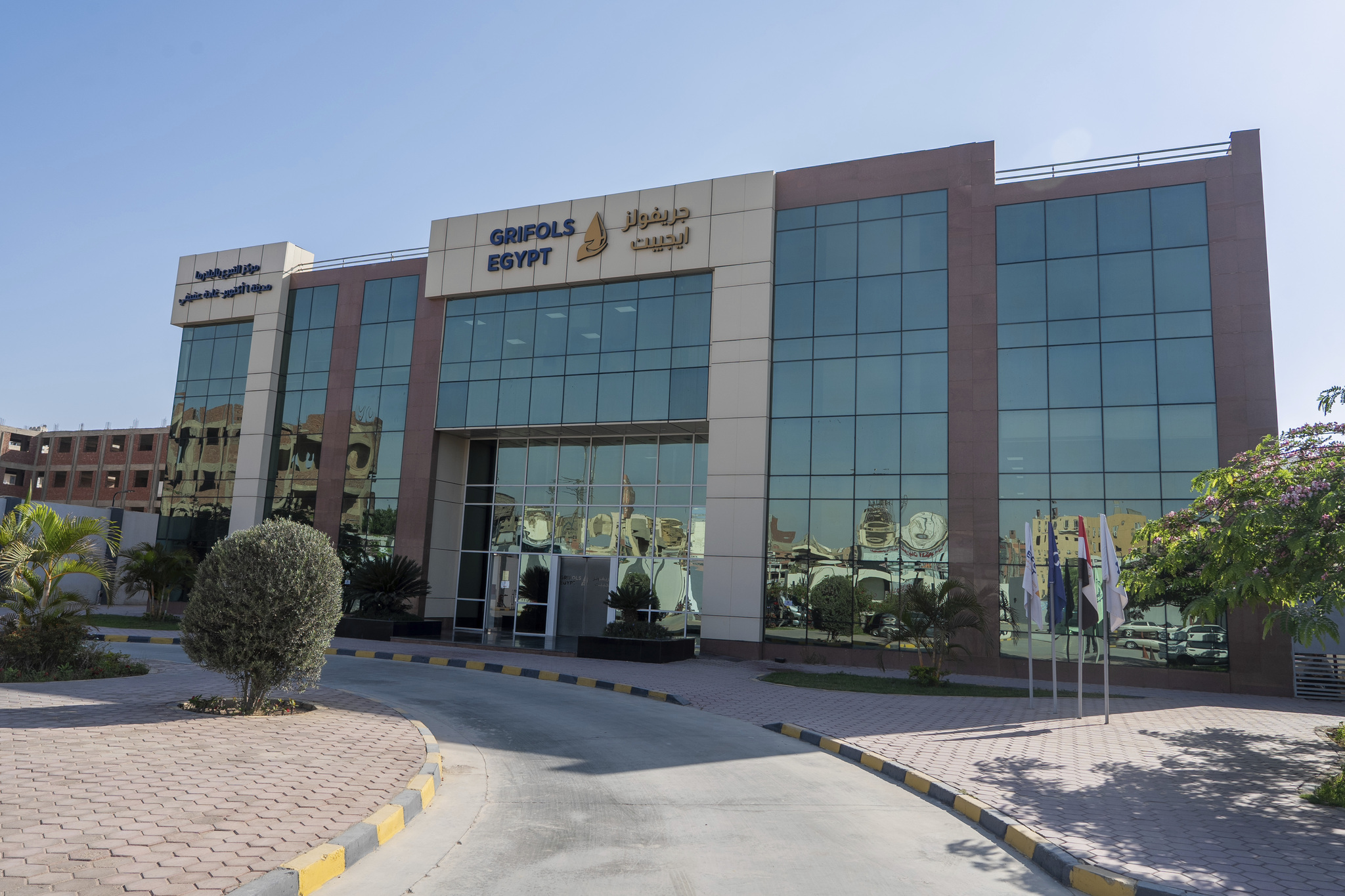 Grifols amplía su inversión en Egipto hasta 460 millones