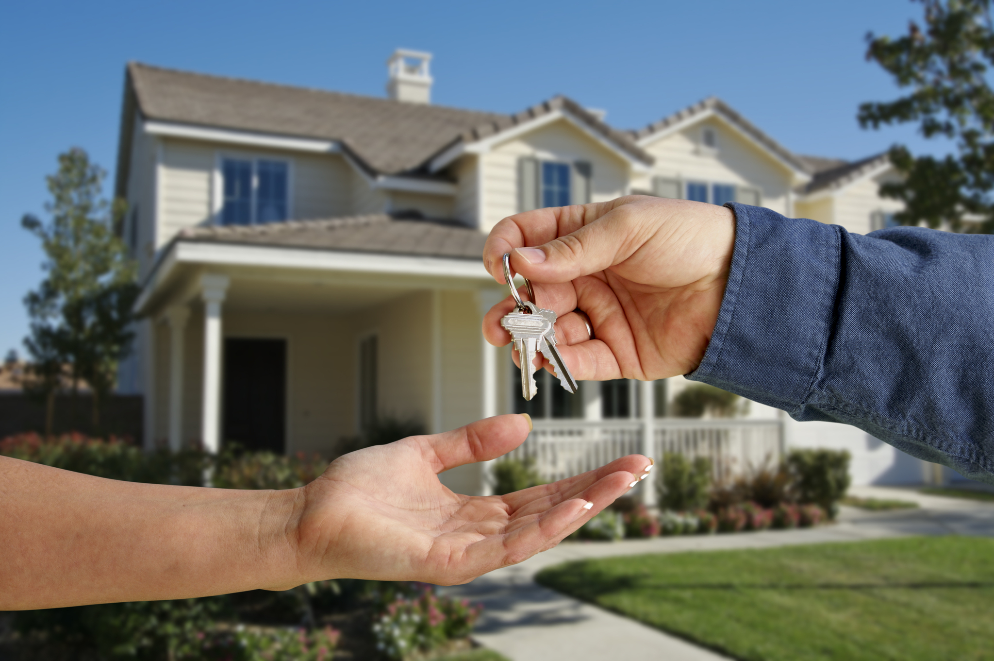 La vivienda  bate el récord de la burbuja en Madrid, Cataluña, las islas o Andalucía El precio de la vivienda batió su récord histórico en el primer trimestre del año en Andalucía; Baleares; Canarias; Cataluña; Comunidad Valenciana; Galicia; Navarra; País Vasco; las ciudades autónomas de Ceuta y Melilla y Madrid, que fue la única comunidad que superó los 4.000 euros/m2. Leer