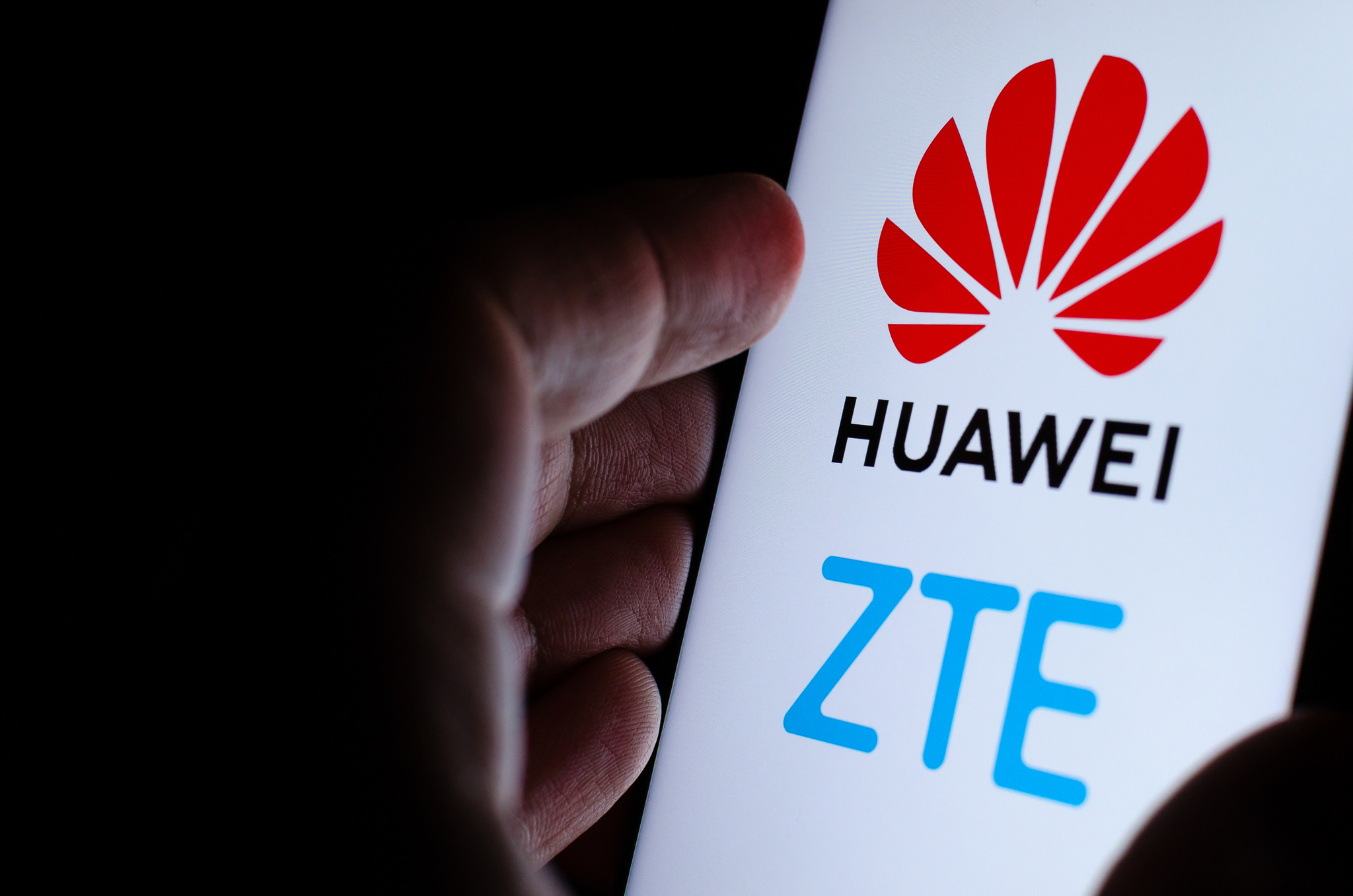 Las telecos cifran en hasta 40.000 millones el coste de sustituir a Huawei Telefónica, Orange o Vodafone calculan que el coste real de reemplazar los equipos de los fabricantes chinos duplicará los entre 17.000 y 21.500 millones de euros previstos por Bruselas. Leer