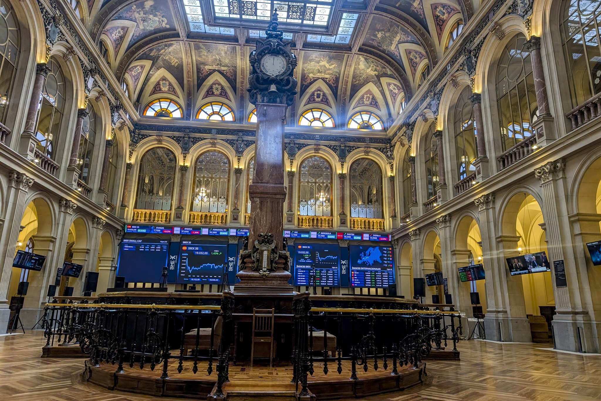 El Ibex busca consolidar los 19.000 puntos El optimismo se modera en los mercados. El precio del petróleo frena su desplome, y el Banco de Japón sitúa sus tipos de interés en máximos desde 1995. El Ibex sufre para consolidar la barrera de los 19.000 puntos conquistada ayer por primera vez. Leer