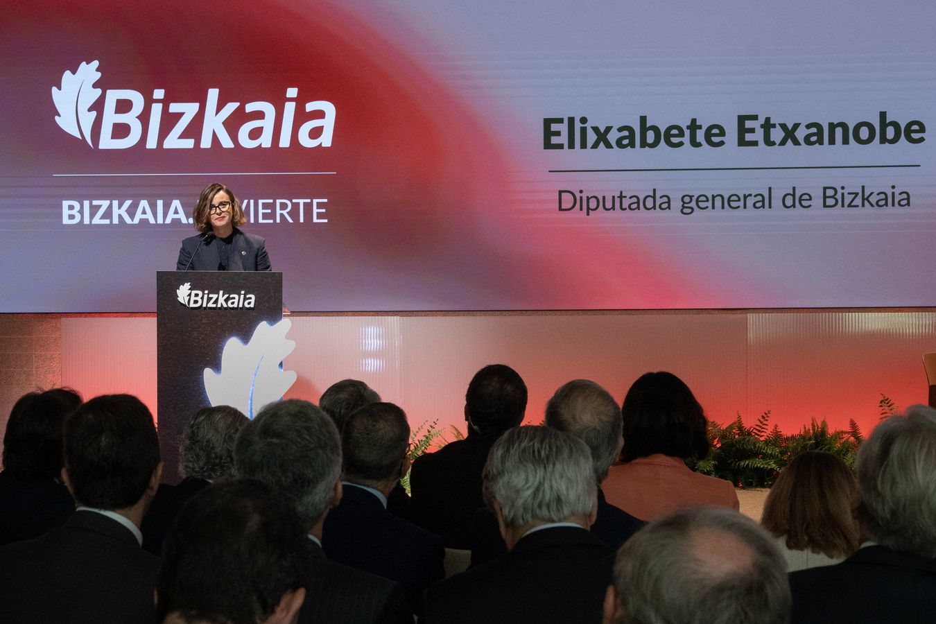 PNV y PSE sellan el pacto fiscal foral para blindar el arraigo de empresas y atraer talento Alcanzan un acuerdo marco aplicable a los tres territorios que suaviza las propuestas iniciales de Bizkaia al eliminar las deducciones por seguros médicos y rebajar la exención para trabajadores foráneos. La reforma requerirá el apoyo de la oposición para salir adelante en Álava y Gipuzkoa. Leer