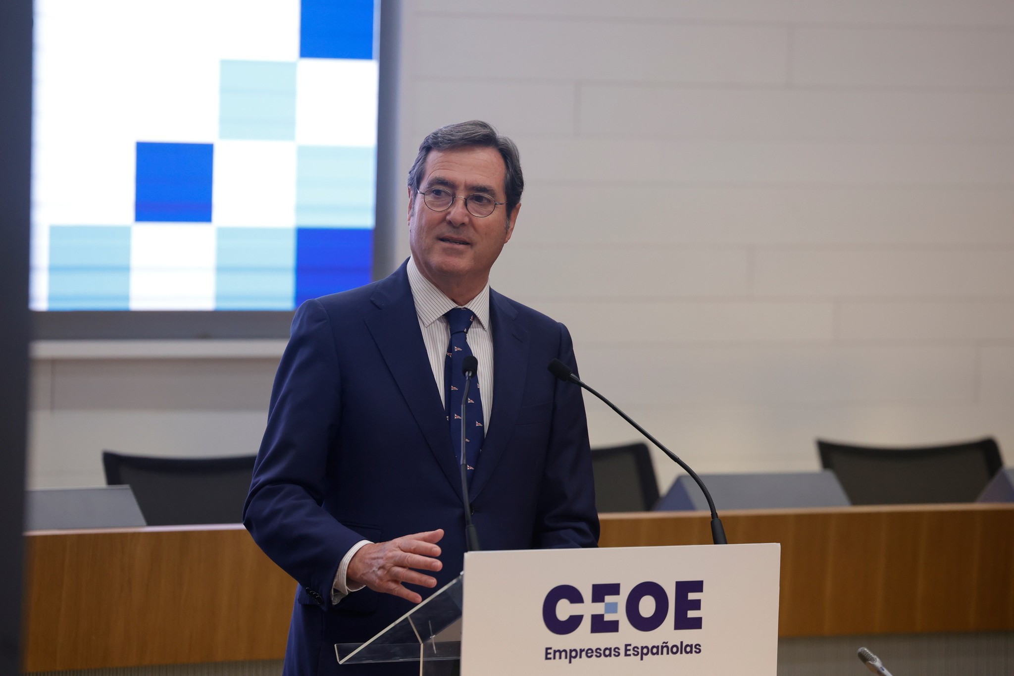 CEOE pide que la Seguridad Social asuma el pago íntegro de los primeros 15 días de baja laboral El presidente de la Confederación Española de Organizaciones Empresariales (CEOE), Antonio Garamendi, ha reclamado este martes que la Seguridad Social asuma el pago íntegro de los primeros 15 días de las bajas por incapacidad temporal derivadas de contingencias comunes para amortiguar los costes asociados al "deficiente funcionamiento" de los servicios públicos. Leer