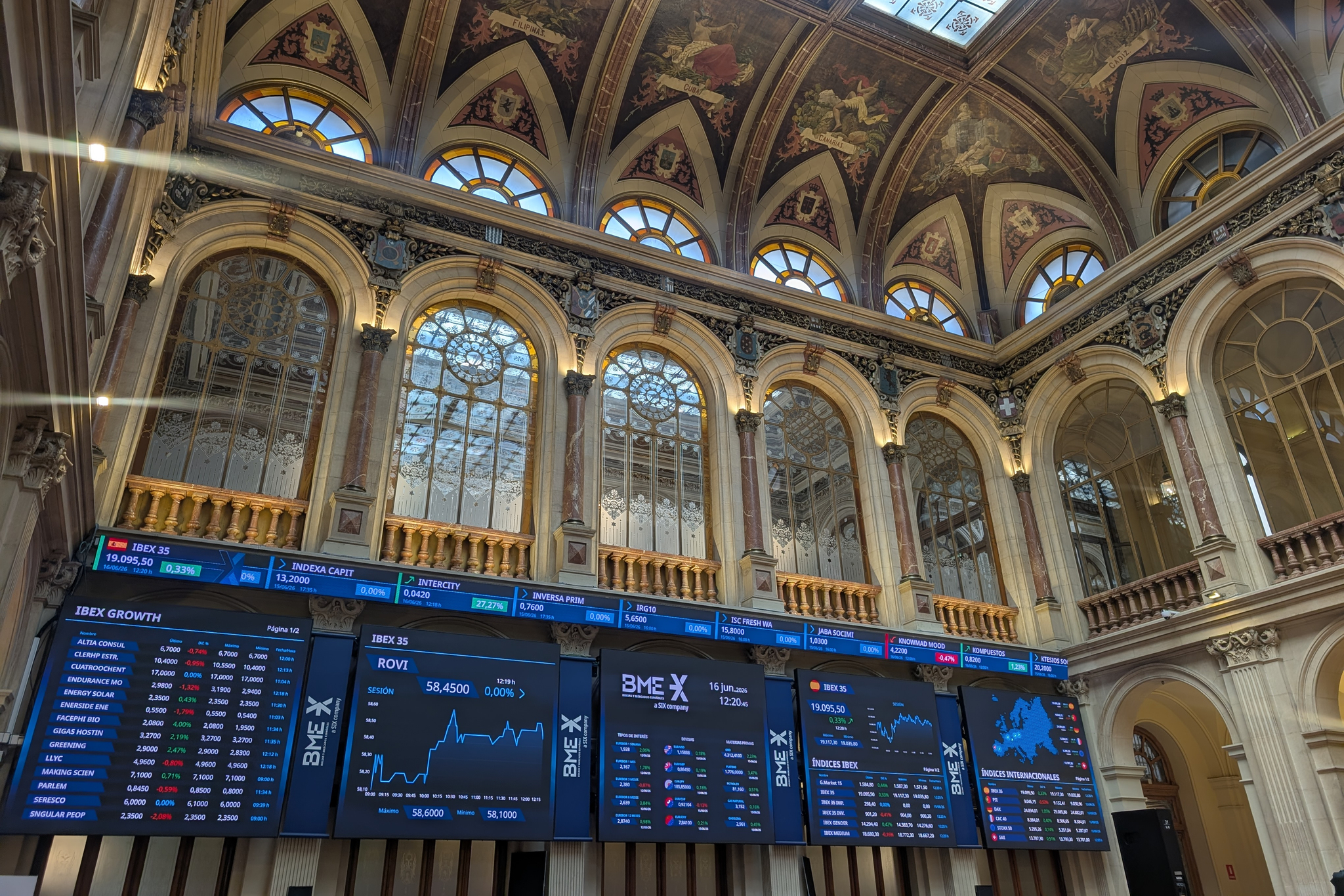 El Ibex se toma un respiro antes de la Fed Las horas previas a la Reserva Federal vienen marcadas por el reciente desplome del petróleo, por debajo ya de los 80 dólares. La cautela previa a la Fed aplaca los movimientos en Bolsa, incluido en un Ibex instalado en zona de récords históricos. Leer