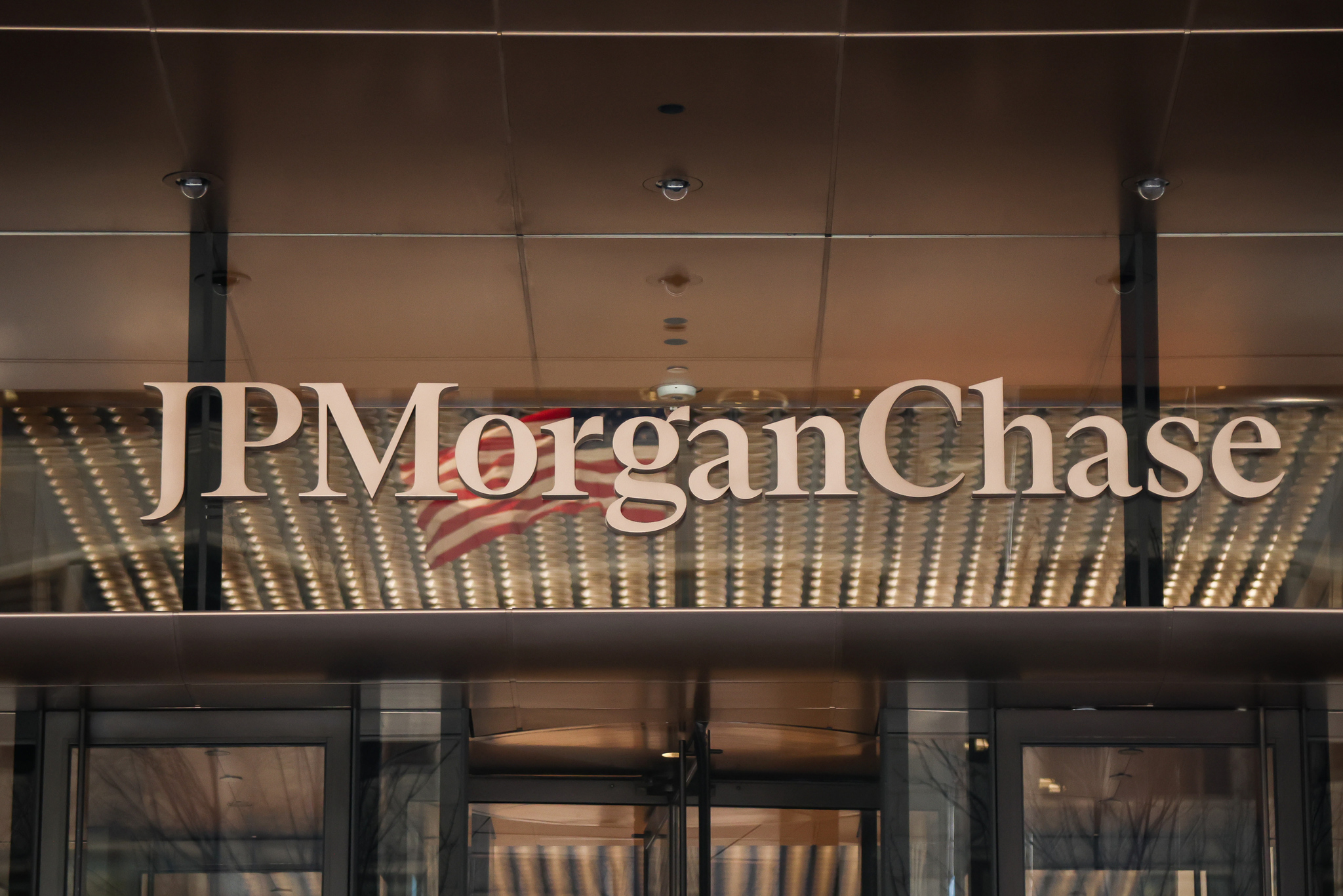 JPMorgan estudia lanzar su banco digital en España La entidad presidida por Jamie Dimon quiere ampliar sus operaciones hasta tres mercados europeos. Francia e Italia también le gustan. Leer