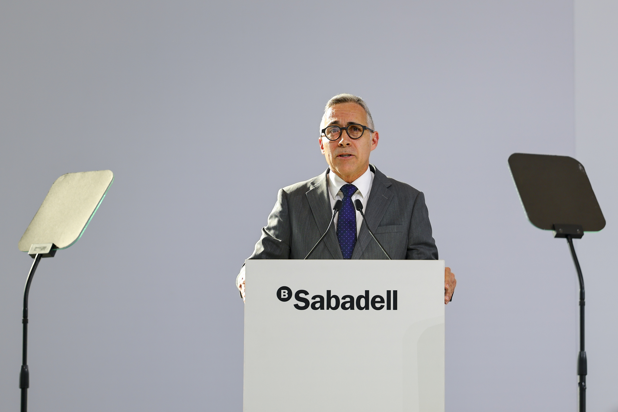 Armengol (Sabadell): "Las big tech pueden suponer una amenaza para un pool de ingresos que tiene la banca" Las grandes firmas tecnológicas ya compiten tú a tú con la banca, al ofrecer cada vez más servicios financieros a sus clientes. "Pueden suponer una amenaza para un pool de ingresos que tiene la banca", ha apuntado este miércoles el consejero delegado de Sabadell, Marc Armengol, en un desayuno organizado por la Cámara de Comercio. Leer