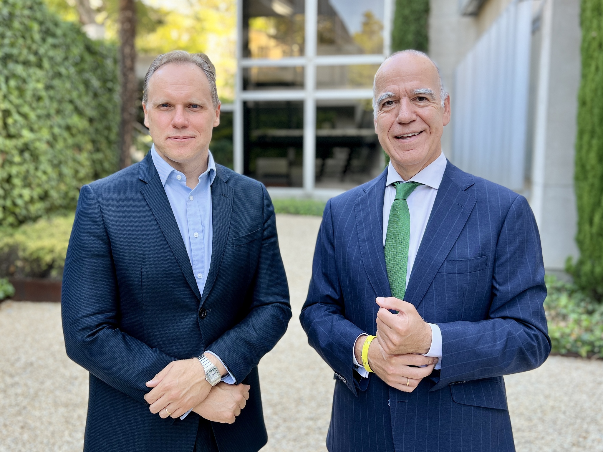 Tressis confía en los valores beneficiados por la IA Tressis ha presentado esta mañana sus perspectivas de inversión para los próximos meses y mantiene una visión moderadamente optimista en Bolsa global, con preferencia por Estados Unidos, posiciones neutrales en Europa, Japón y mercados emergentes. Se mantiene optimista con la Bolsa española y con la banca, que es una de las beneficiadas de la IA, entre otros sectores. La sociedad de valores, ha dicho también que aprovecha las correcciones para invertir en oro y  en renta fija prefiere duraciones de entre tres y cinco años. Leer