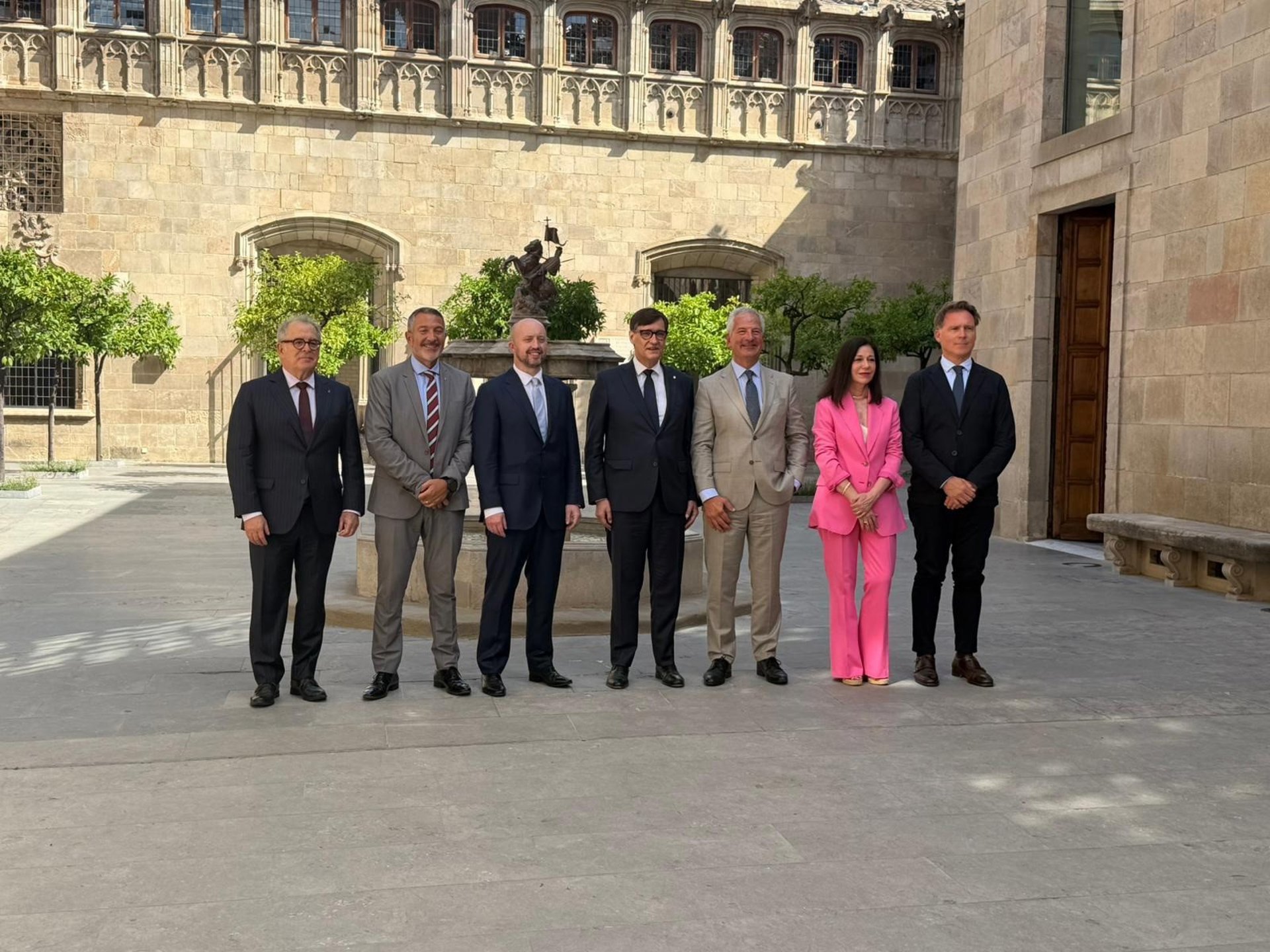 La británica OQC invertirá 92 millones en un nuevo centro de computación cuántica en Barcelona La empresa recibe el respaldo del Gobierno, a través de la sociedad público-privada Cofides, y prevé crear 210 puestos de trabajo en cinco años. Leer