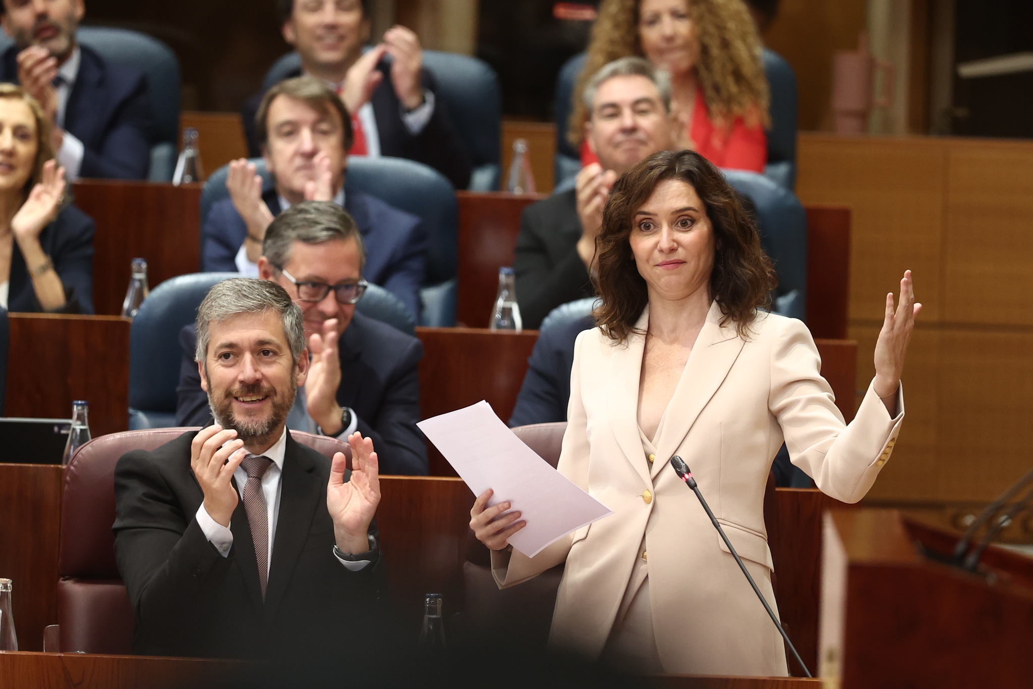 Madrid eleva al 99 la exención en Sucesiones y Donaciones cuando se herede una empresa familiar La Asamblea de Madrid ha aprobado este jueves con los votos del PP el proyecto de Ley de Apoyo a la Empresa Familiar, que, entre otras medidas, eleva la reducción de la base imponible del Impuesto de Sucesiones y Donaciones hasta el 99 cuando se herede una empresa o negocio entre parientes de hasta cuarto grado. Leer