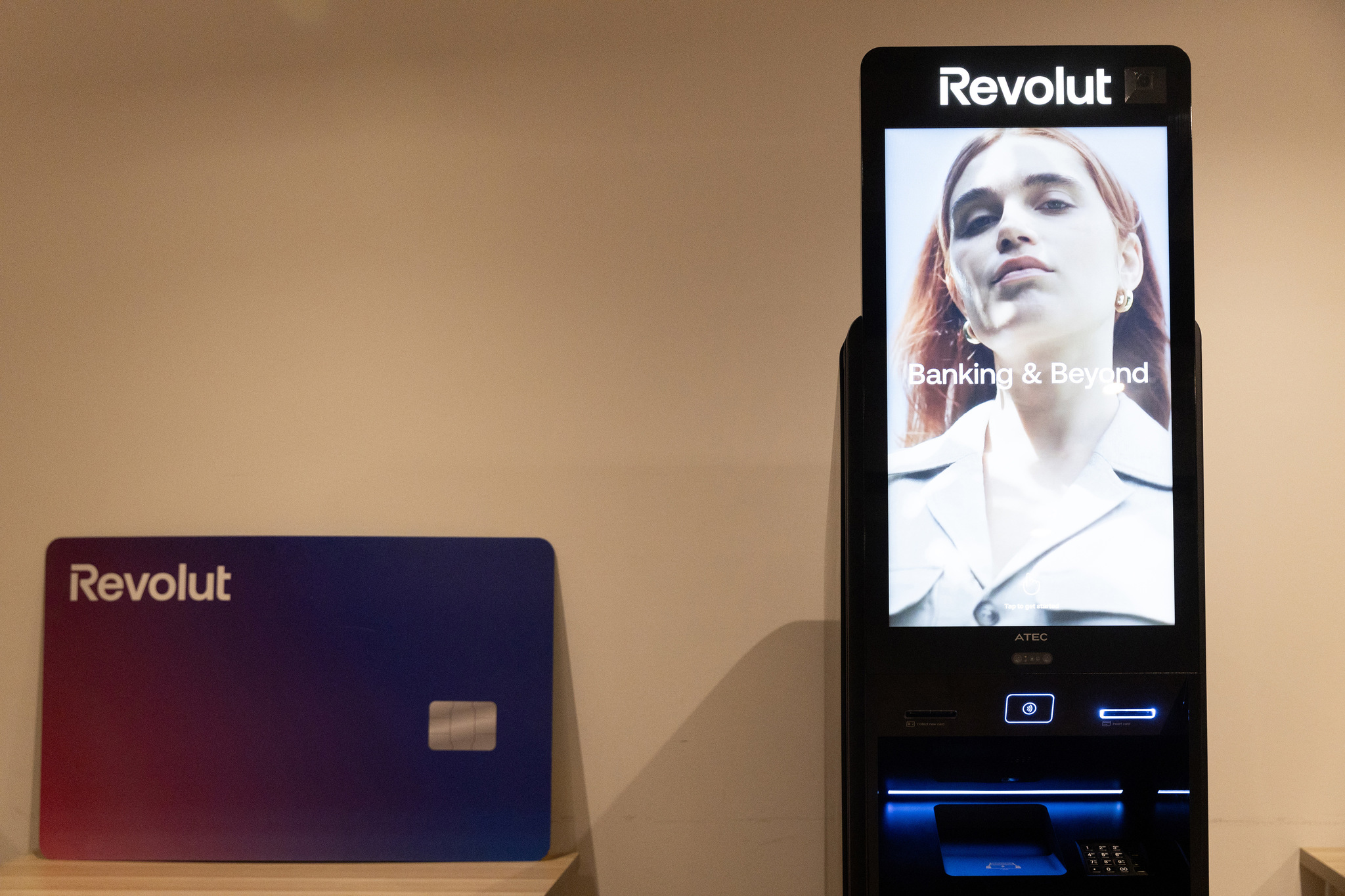 Revolut, Trade Republic y N26 tienen una cuota de mercado del 0,4 en España Declaran tener casi diez millones usuarios entre los tres. Sin embargo gestionan en cuentas corrientes y depósitos una cifra testimonial, según PwC. Las nóminas, las hipotecas, los recibos y los fondos siguen en manos de la banca tradicional. Leer