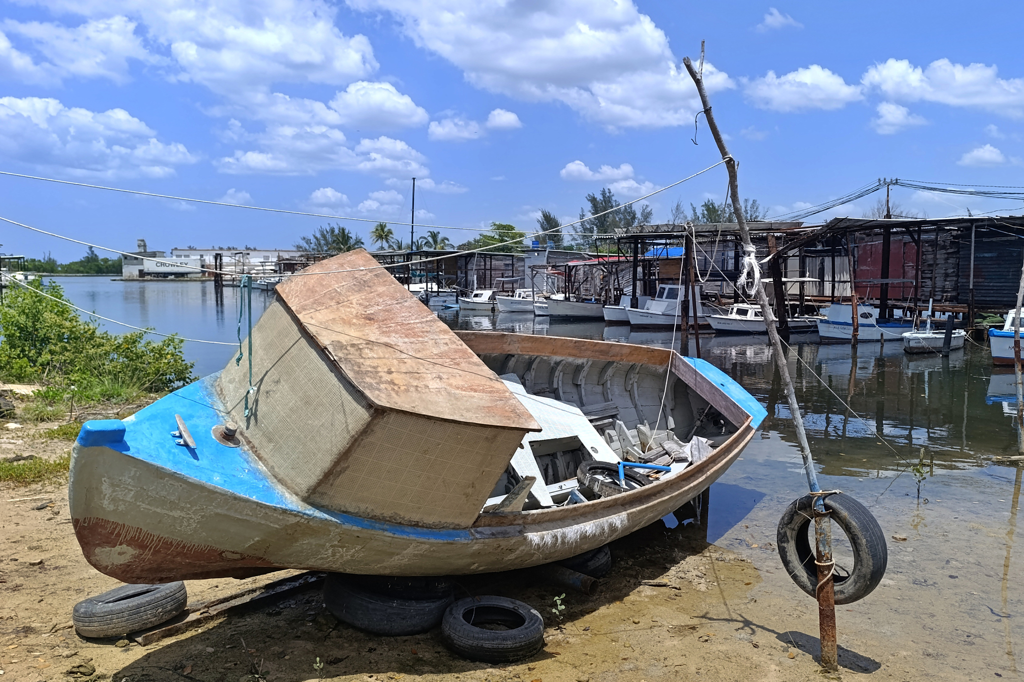 La Cuba comunista se pliega frente a Trump La cúpula comunista aspira a satisfacer a Trump con cambios económicos y retener más tiempo el poder absoluto en la isla caribeña. Leer