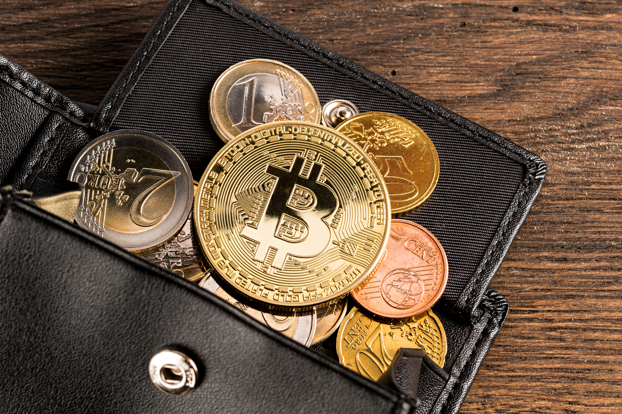 Guía para invertir en criptos a través de plataformas reguladas El 1 de julio entra en vigor la regulación MiCA y las firmas sin licencia no podrán operar con criptomonedas en la UE. En España, ya hay 118 empresas registradas en la CNMV con la licencia. Leer