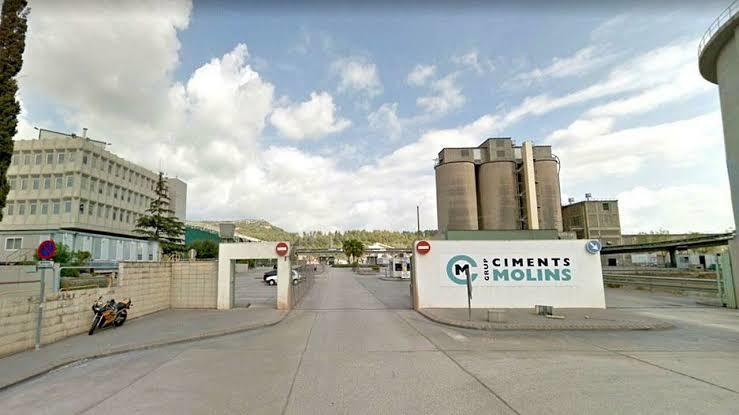 Cementos Molins pedirá a la junta de accionistas que dé autorización al consejo para dar el salto al mercado continuo Cementos Molins someterá a la aprobación de su junta general ordinaria de accionistas, que se celebrará este viernes 26 de junio, la delegación de facultades en el consejo de administración para solicitar la admisión a negociación de la totalidad de sus acciones en la Bolsa de Valores de Madrid, manteniendo al mismo tiempo su actual cotización en la Bolsa de Valores de Barcelona e impulsando su inclusión en el Sistema de Interconexión Bursátil Español (SIBE o mercado continuo). Leer