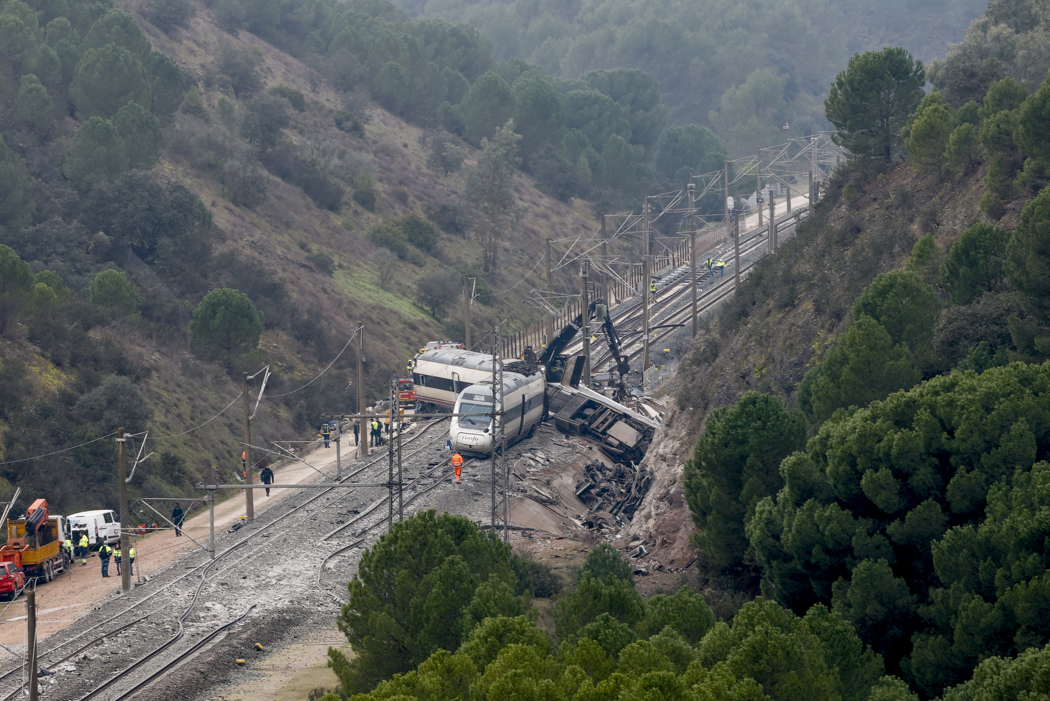 Accidente de Adamuz: Bruselas examina la investigación y no descarta abrir un expediente a España La Comisión Europea (CE) ha dejado abierta la posibilidad de iniciar un procedimiento de infracción en relación con la investigación del accidente ferroviario de Adamuz, ocurrido el pasado 18 de enero y en el que fallecieron 46 personas, si llegaran a acreditarse vulneraciones de la normativa europea aplicable, según ha informado el PP. Leer
