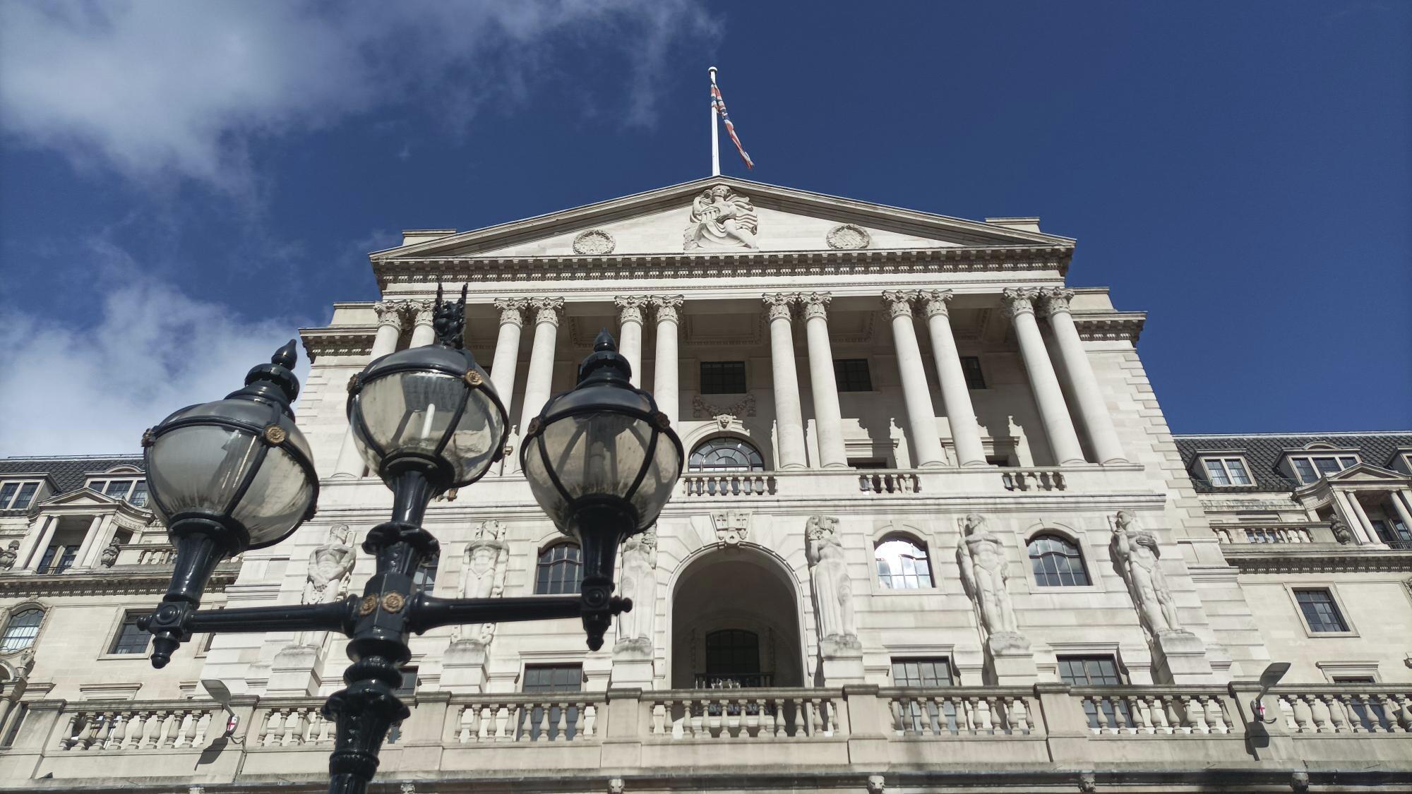 El Banco de Inglaterra flexibiliza sus límites sobre las stablecoins El texto final del borrador emitido por el Banco de Inglaterra ha introducido varias medidas que flexibilizan las limitaciones barajadas con anterioridad sobre las stablecoins, las denominadas criptomonedas estables. Leer