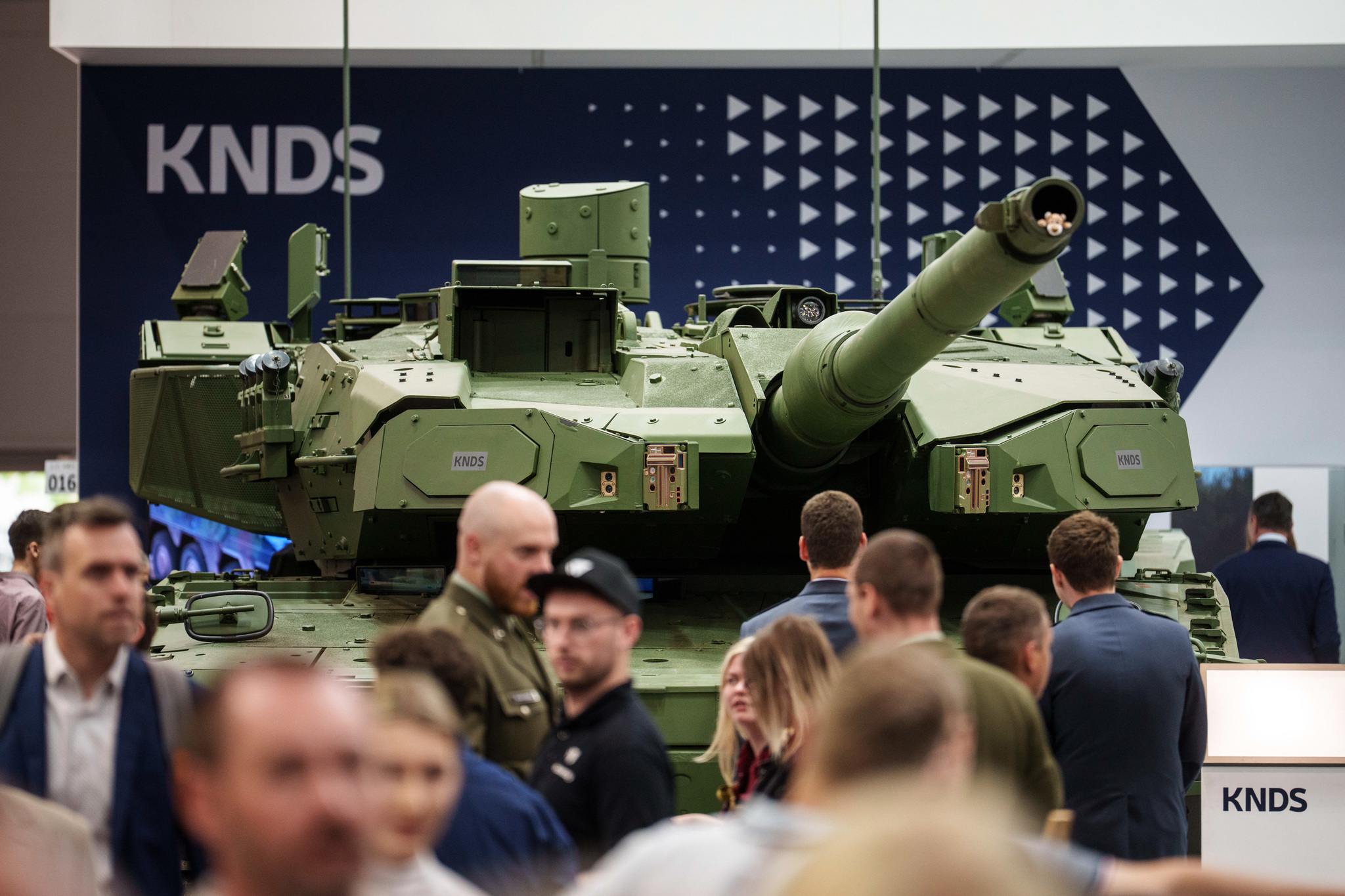 KNDS, fabricante de los tanques Leopard, paraliza su salida a Bolsa La decisión de KNDS se produce después de que los inversores hubieran perdido apetito en los últimos días por el estreno bursátil, que hubiera sido uno de los mayores de Europa. Leer