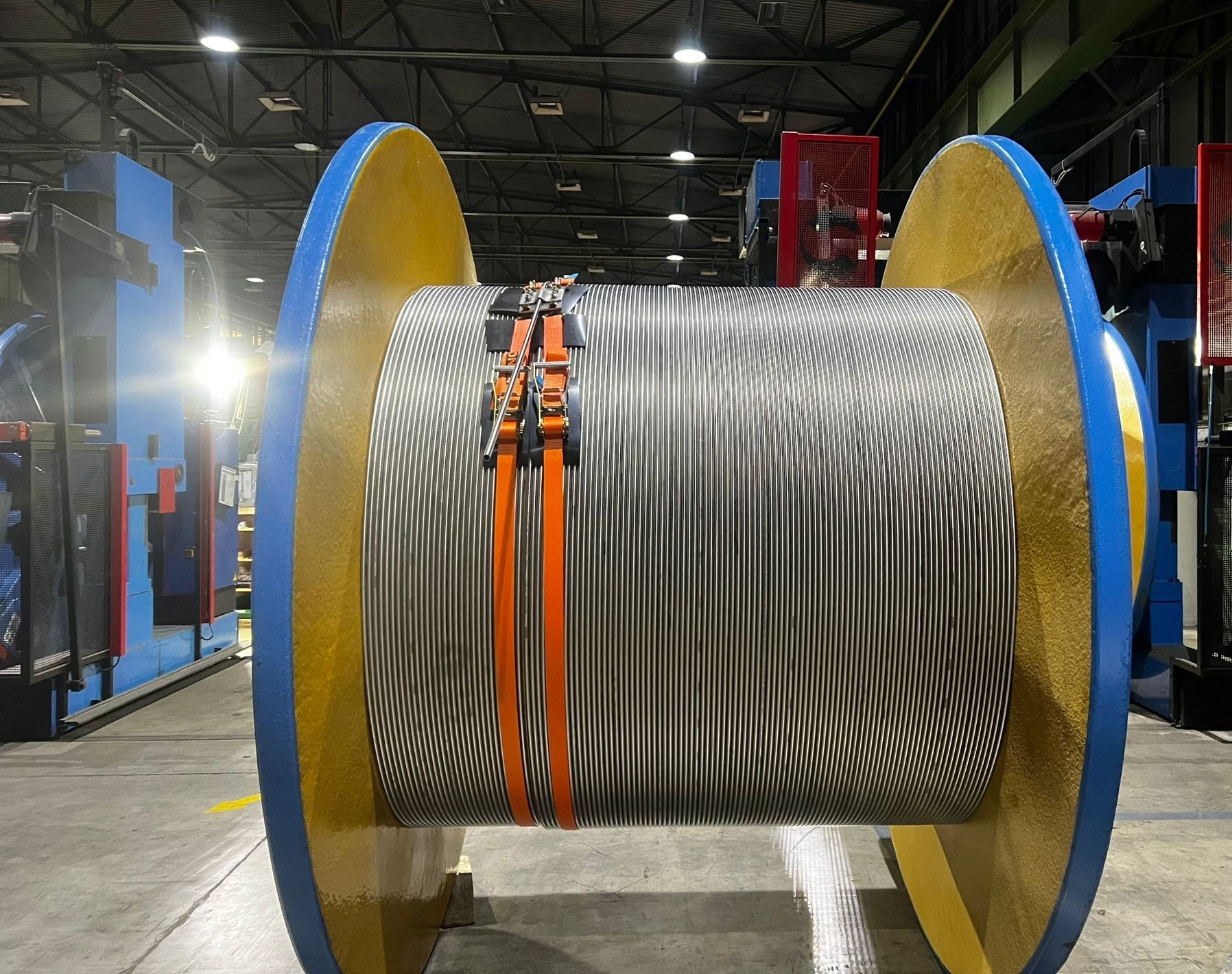 Tubacex consolida su posicionamiento en tubos umbilicales con pedidos de 80 millones La tubera alavesa suma ya contratos por valor de cien millones para el suministro de este tipo de conductos, que conectan las plataformas de la superficie con las situadas en el fondo del mar. La carga de trabajo irá básicamente a la planta austriaca de Ternitz, por lo que no tendrá impacto en el ERTE. Leer